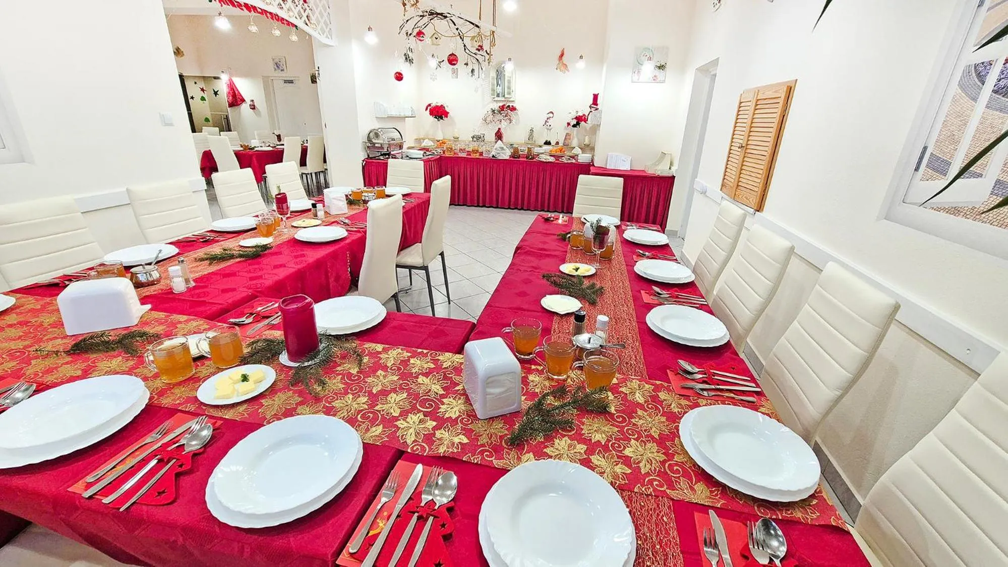 Dining area in VILLA MEDICA - z ogrzewanym basenem i pełnym wyżywieniem