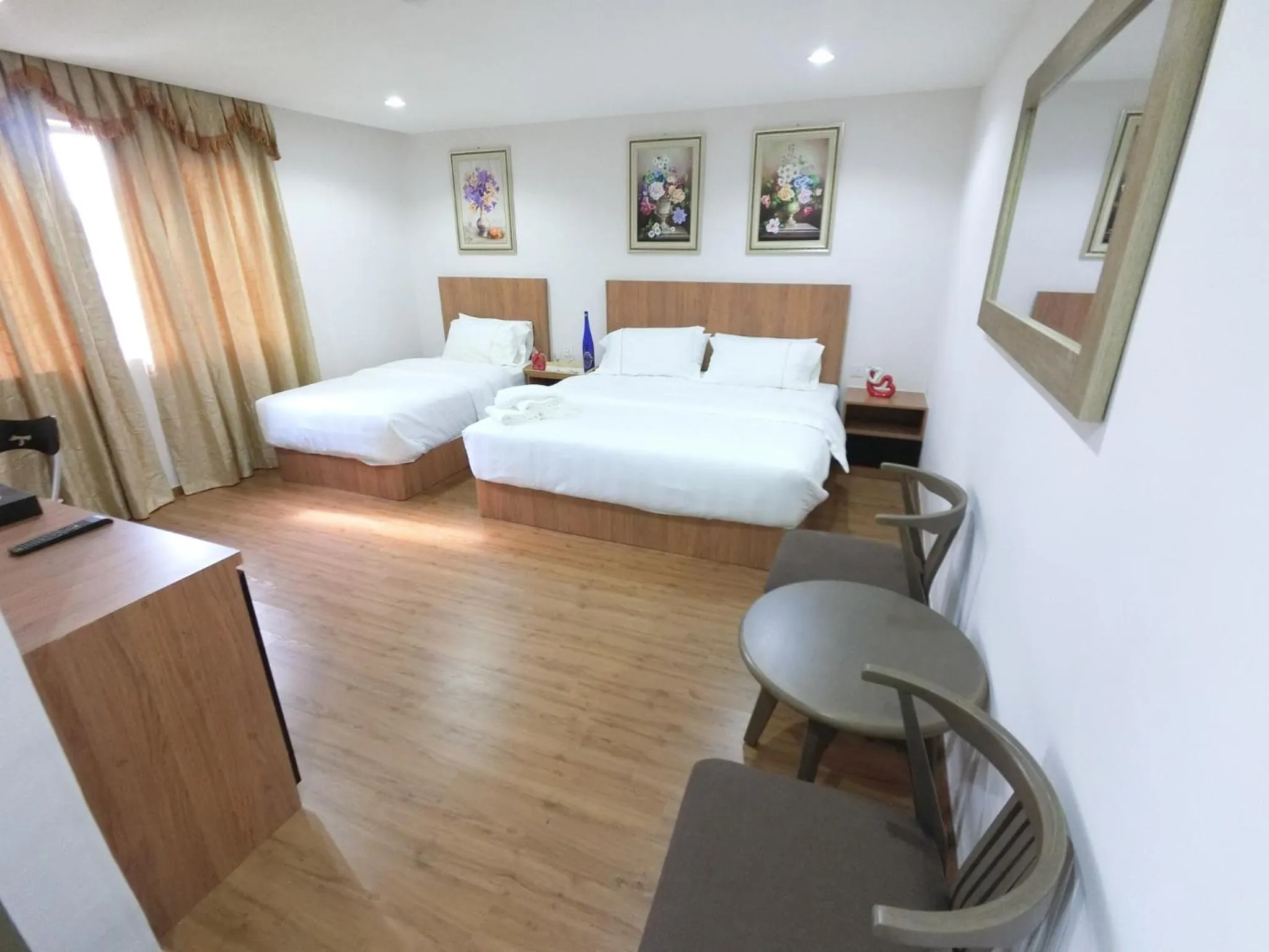 TV and multimedia, Bed in Royale Hotel Batu Gajah