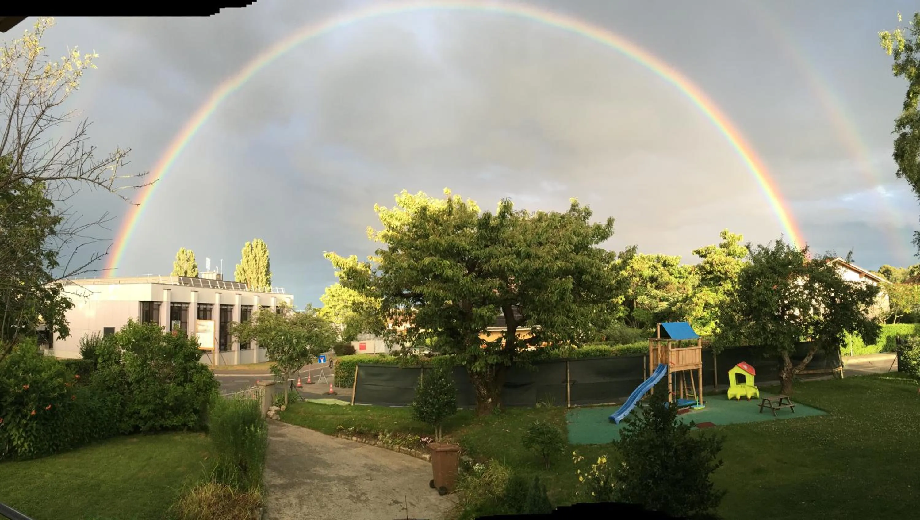 Garden view in Au Bonheur des Iris
