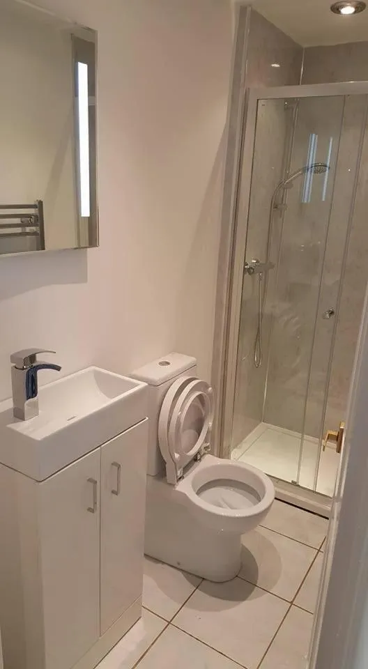 Shower in The Plough Inn