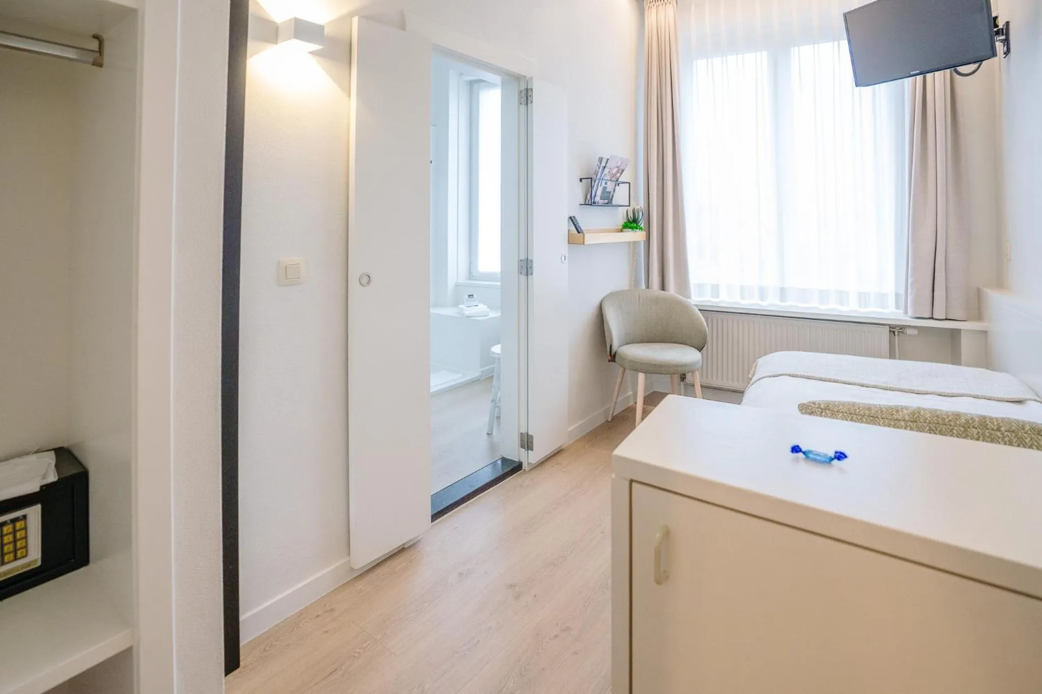 View (from property/room), Bed in Hotel du Bassin