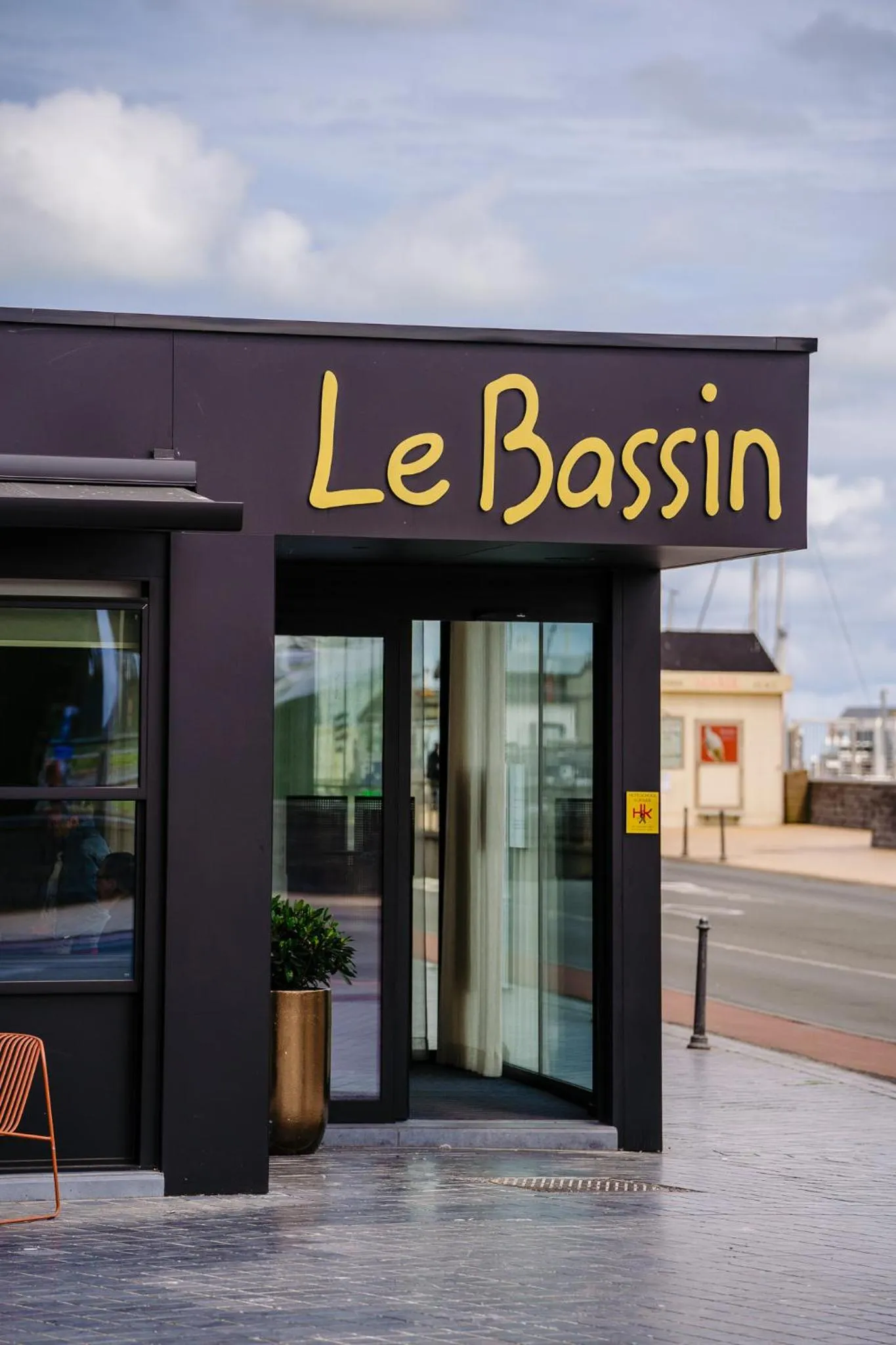 Facade/entrance in Hotel du Bassin