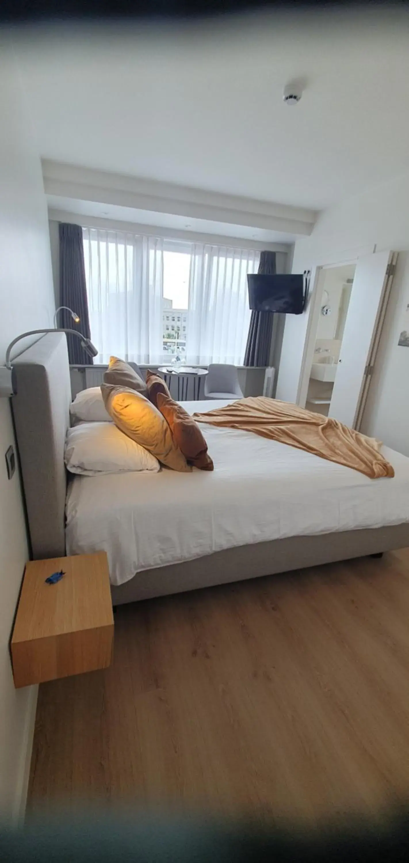 Standard Double Room with Harbor View in Hotel du Bassin Standard Double Room with Harbor View in Hotel du Bassin