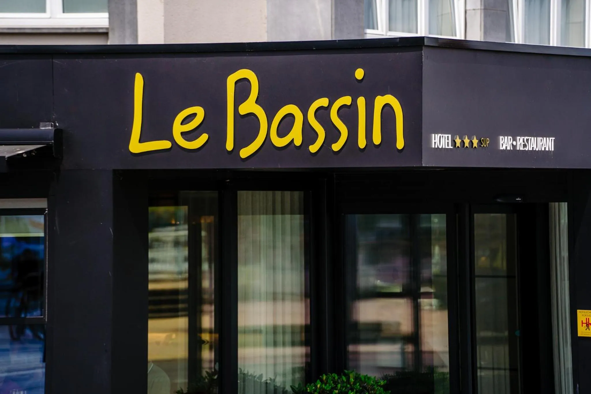 Facade/entrance in Hotel du Bassin