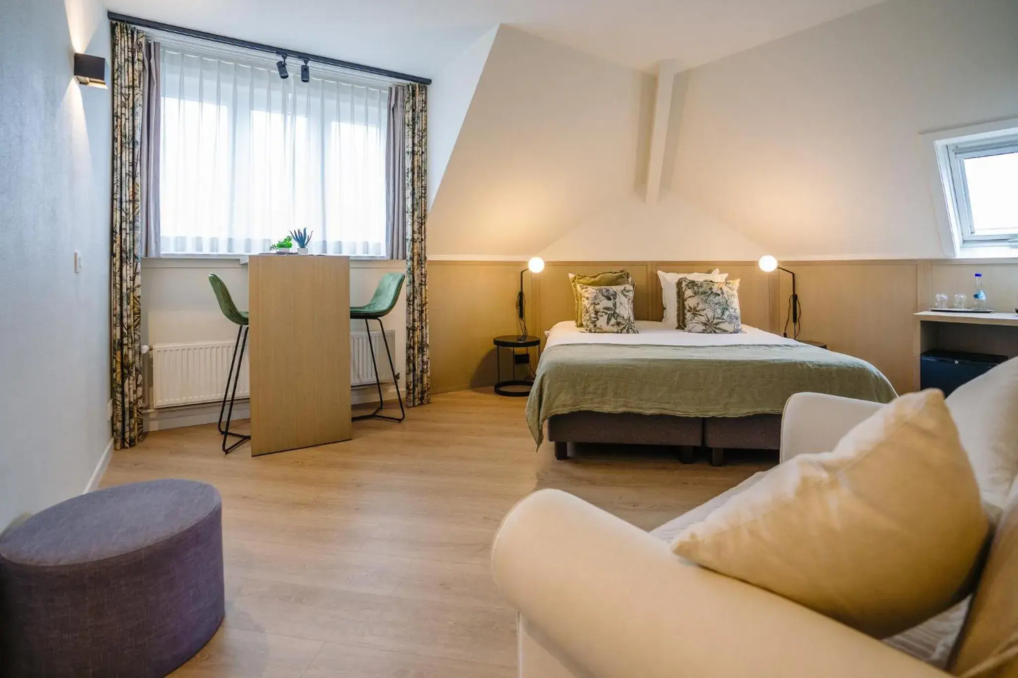 Grand Superior Room with Harbor View in Hotel du Bassin Grand Superior Room with Harbor View in Hotel du Bassin