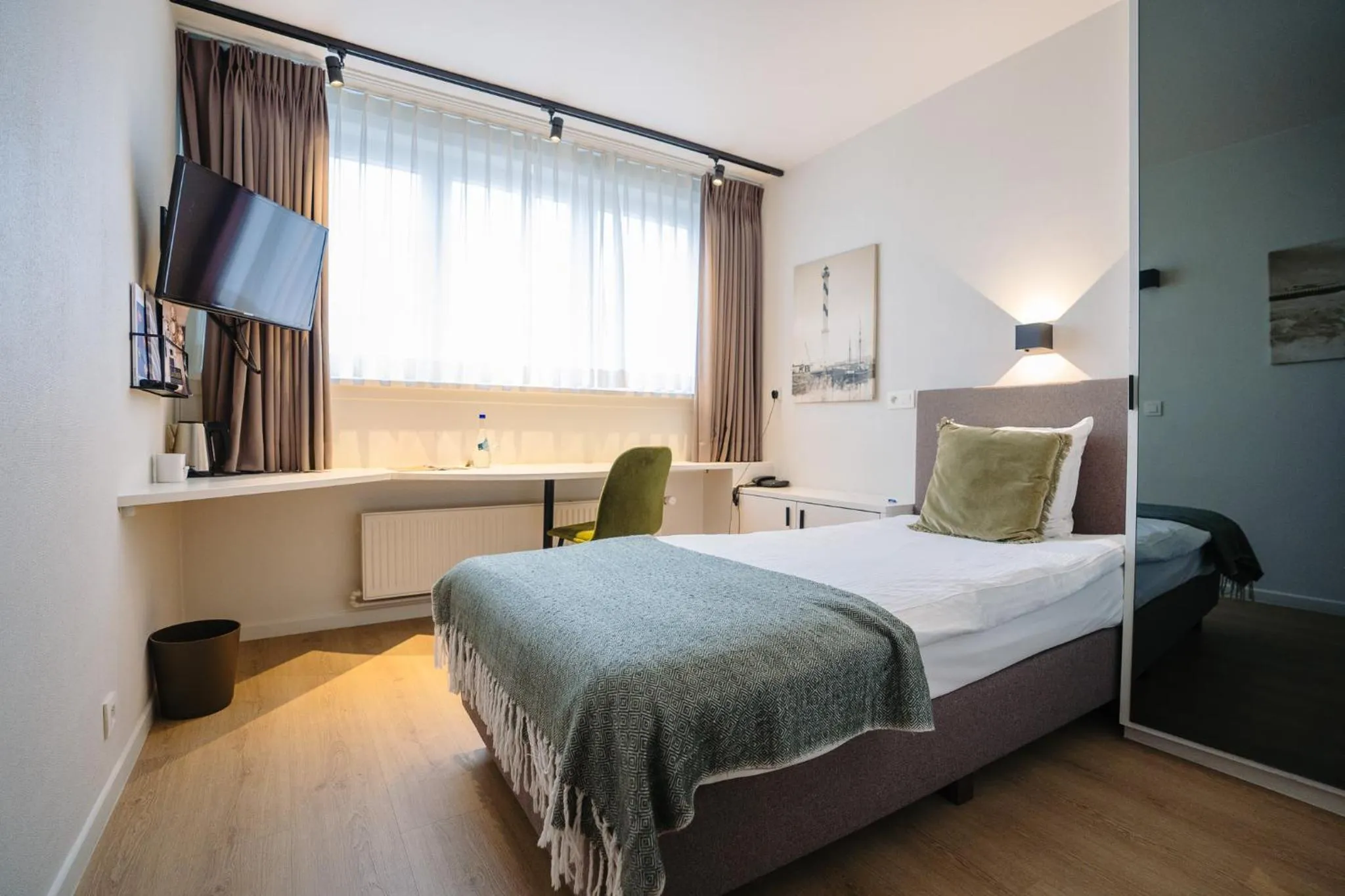 Living room, Bed in Hotel du Bassin