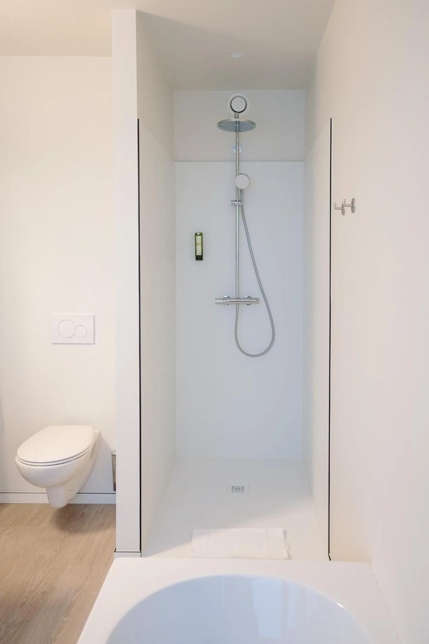 Shower in Hotel du Bassin