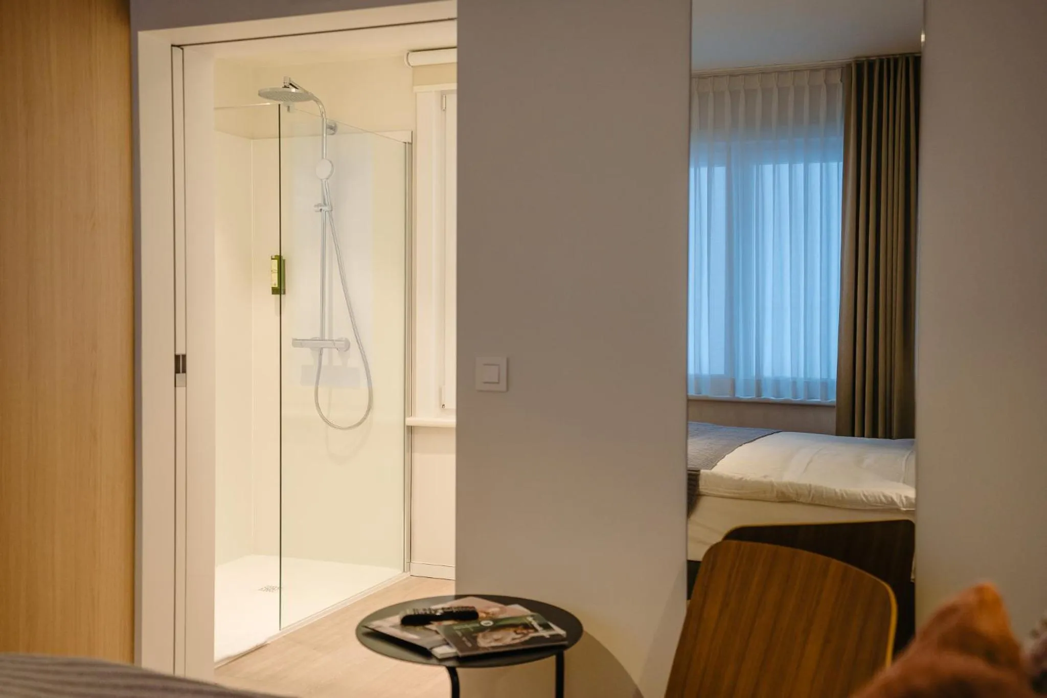 Shower, Bed in Hotel du Bassin