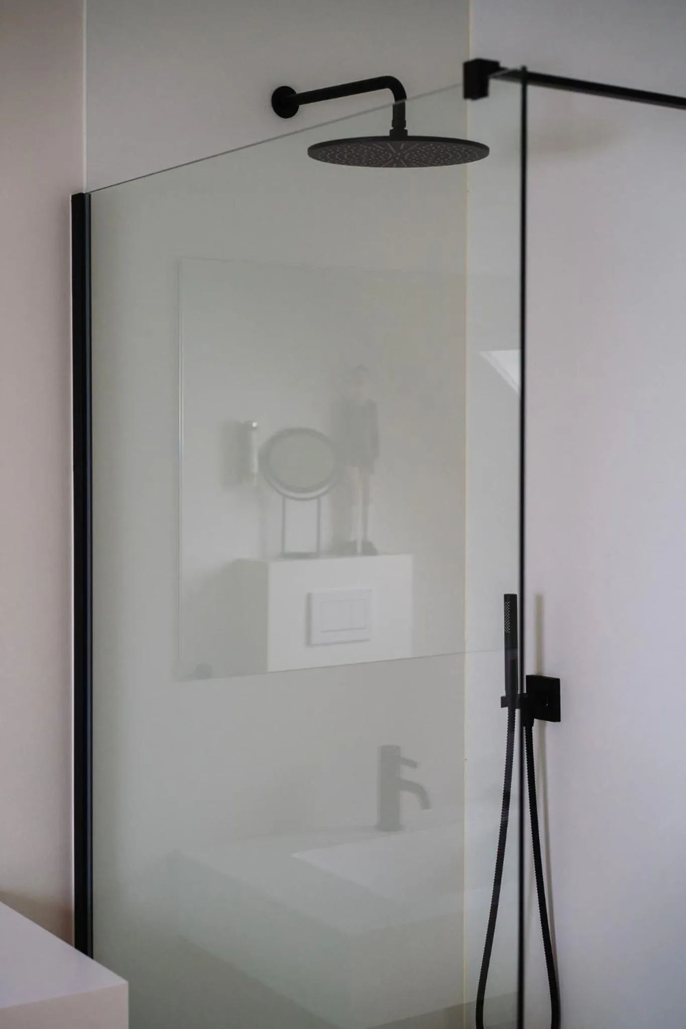 Shower in Hotel du Bassin