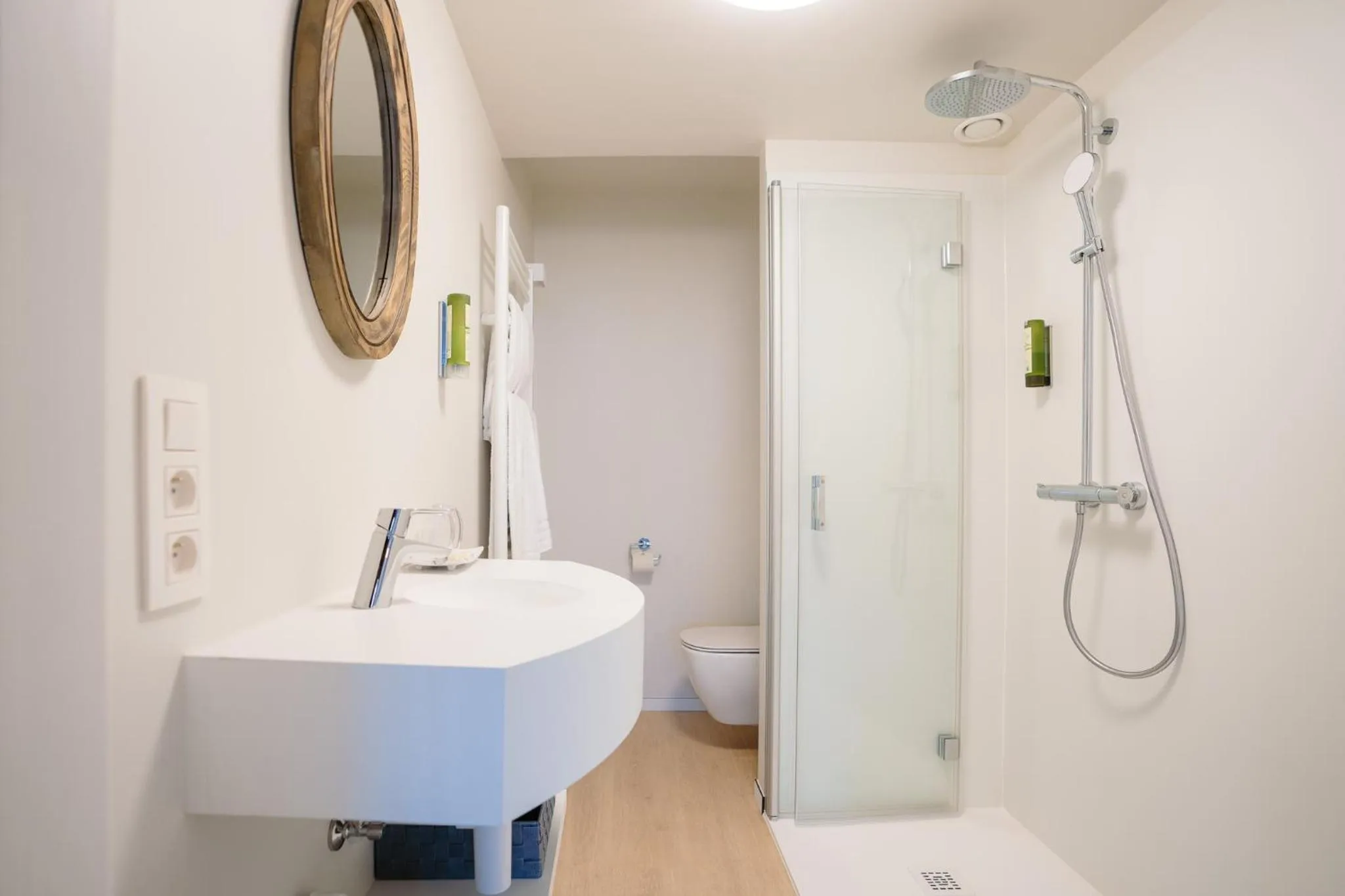 Shower in Hotel du Bassin