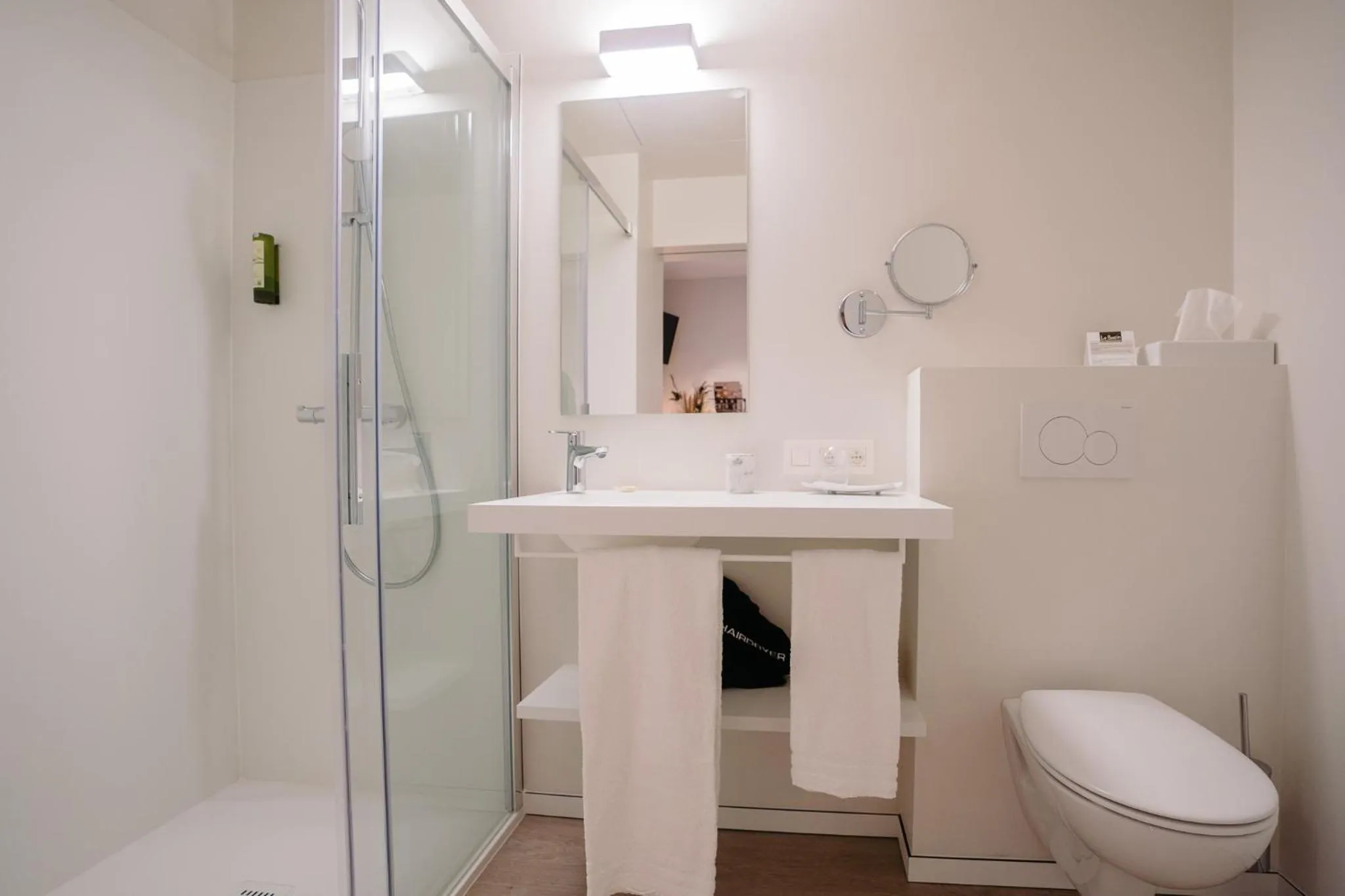 Shower in Hotel du Bassin