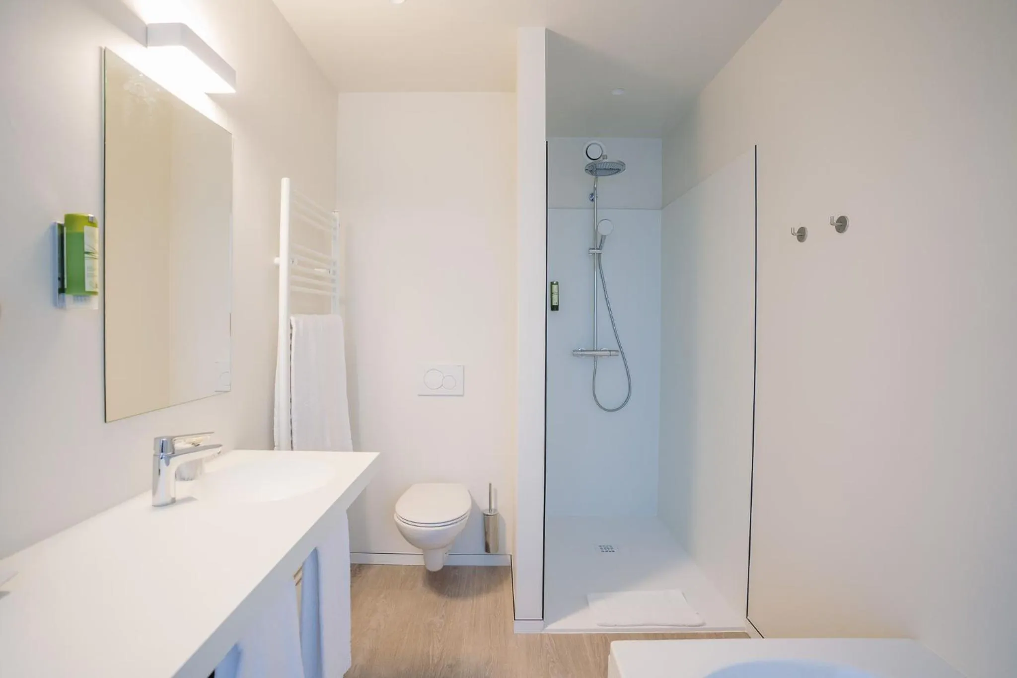 Shower in Hotel du Bassin