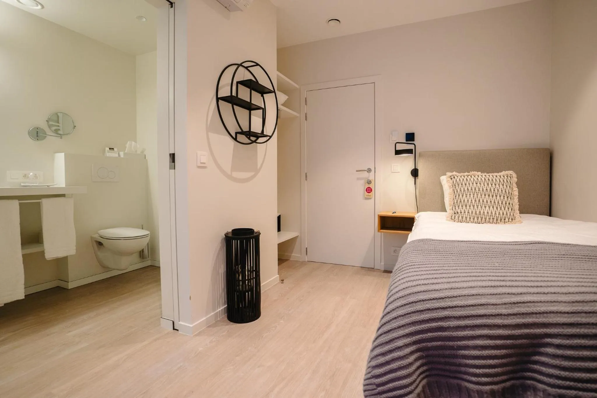 Toilet, Bed in Hotel du Bassin