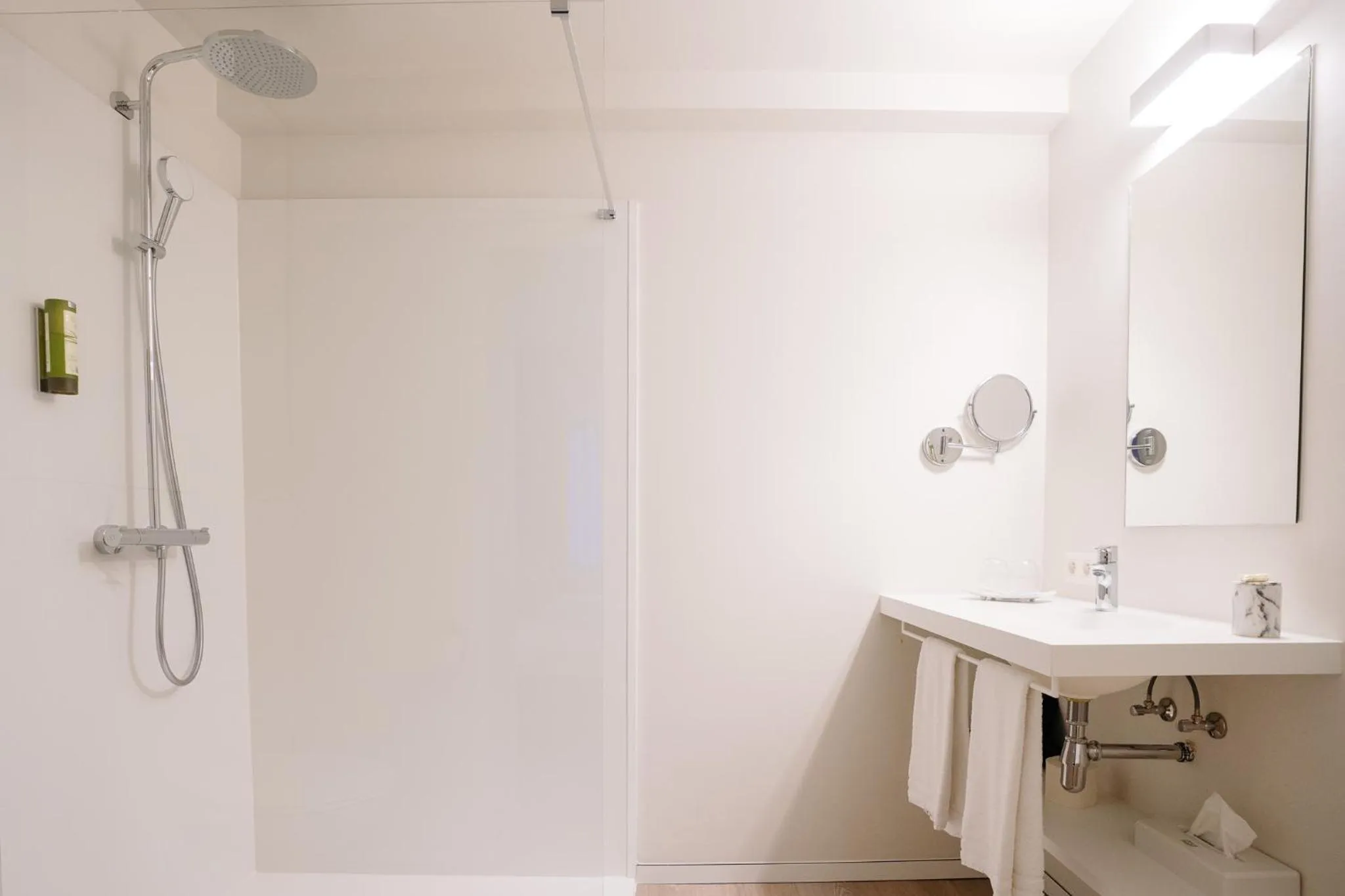 Shower in Hotel du Bassin