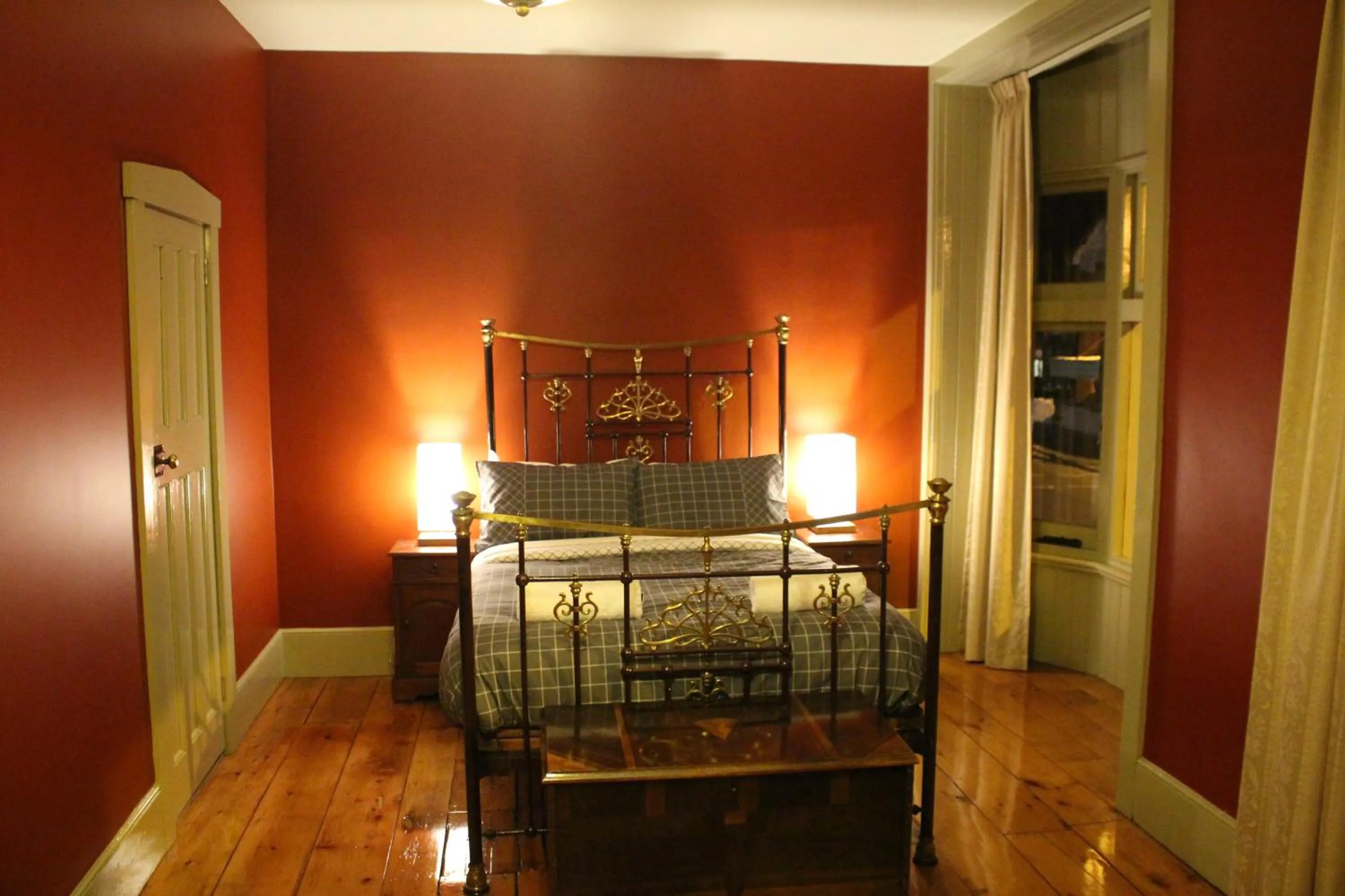 Night, Bed in The Tasmanian Inn