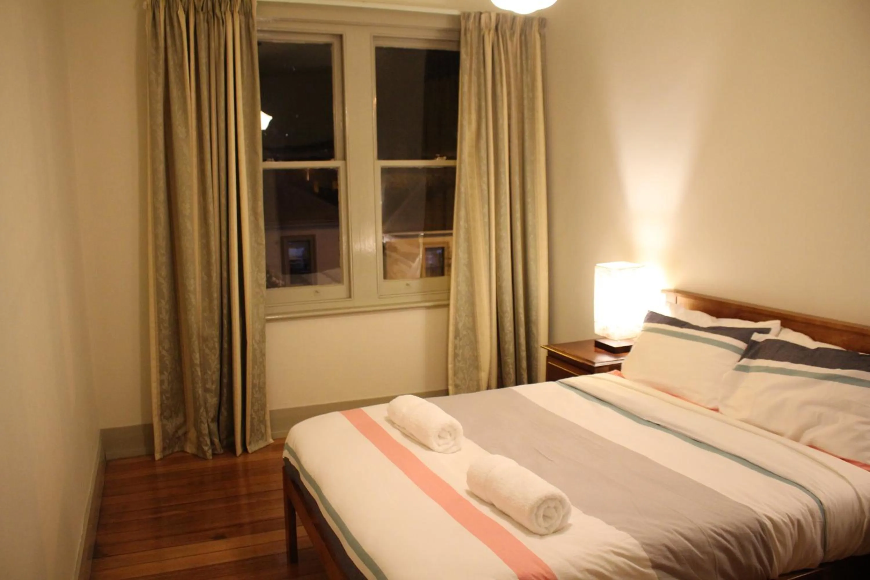 Night, Bed in The Tasmanian Inn