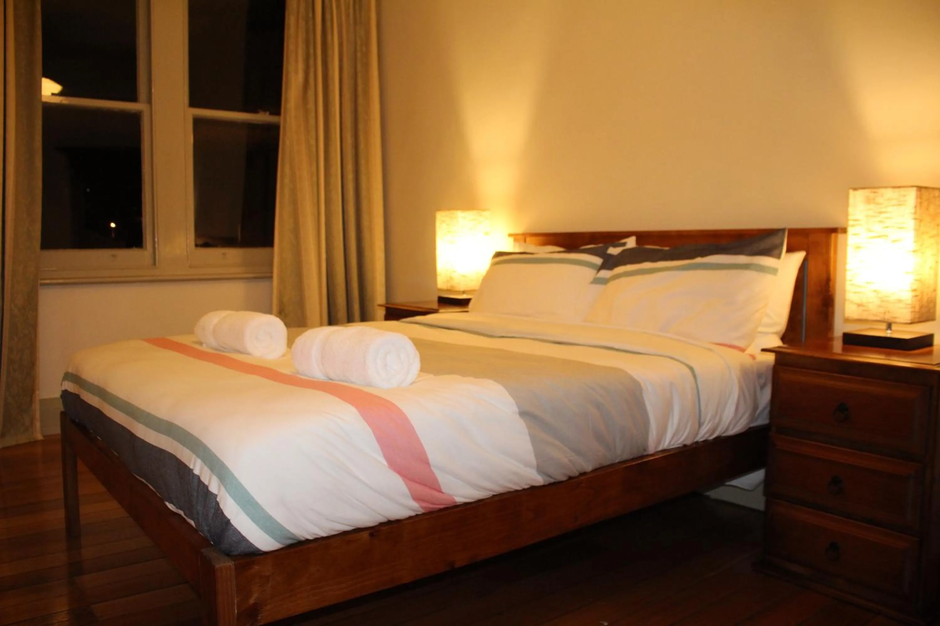 Night, Bed in The Tasmanian Inn
