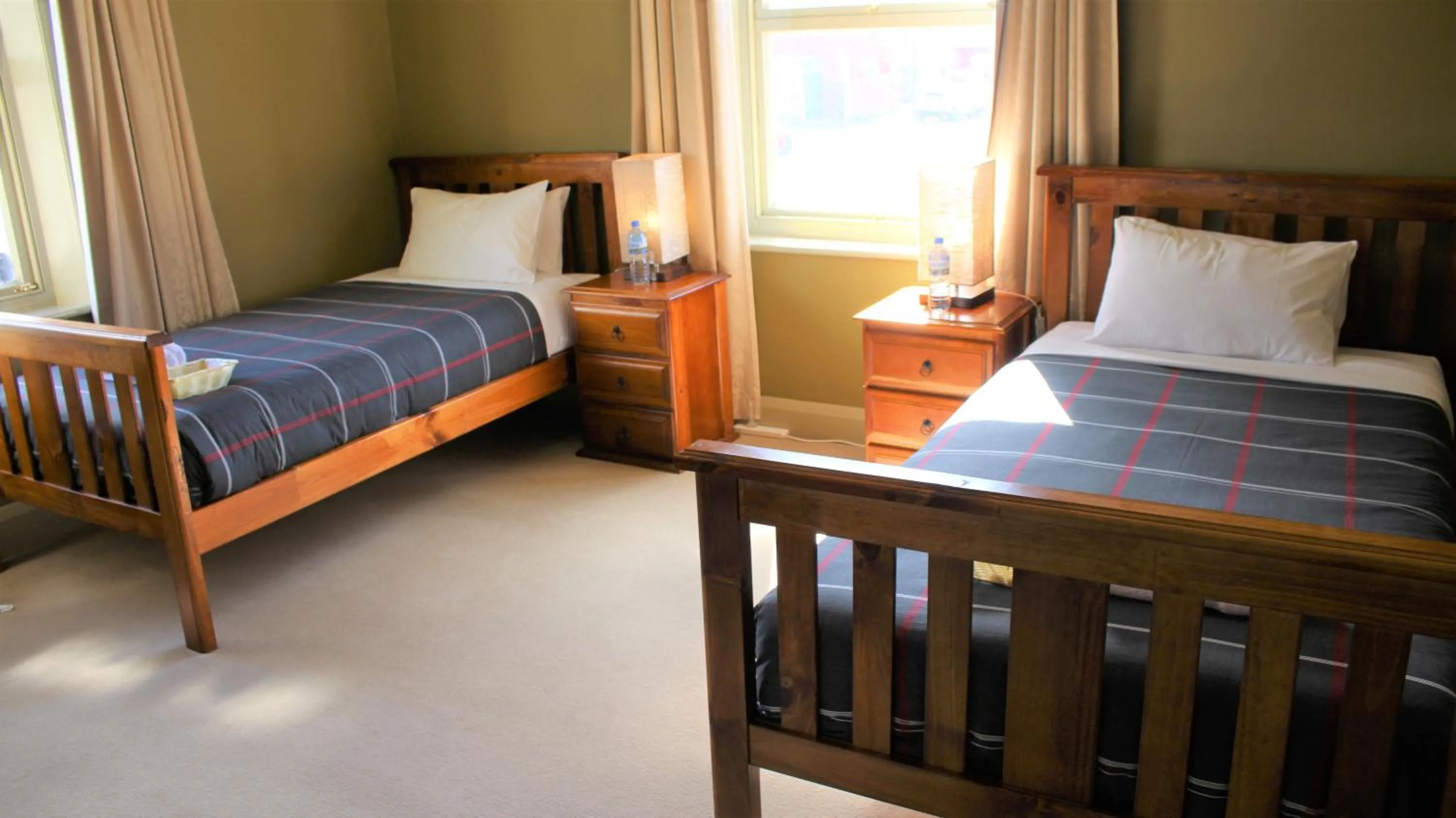 Photo of the whole room, Bed in The Tasmanian Inn