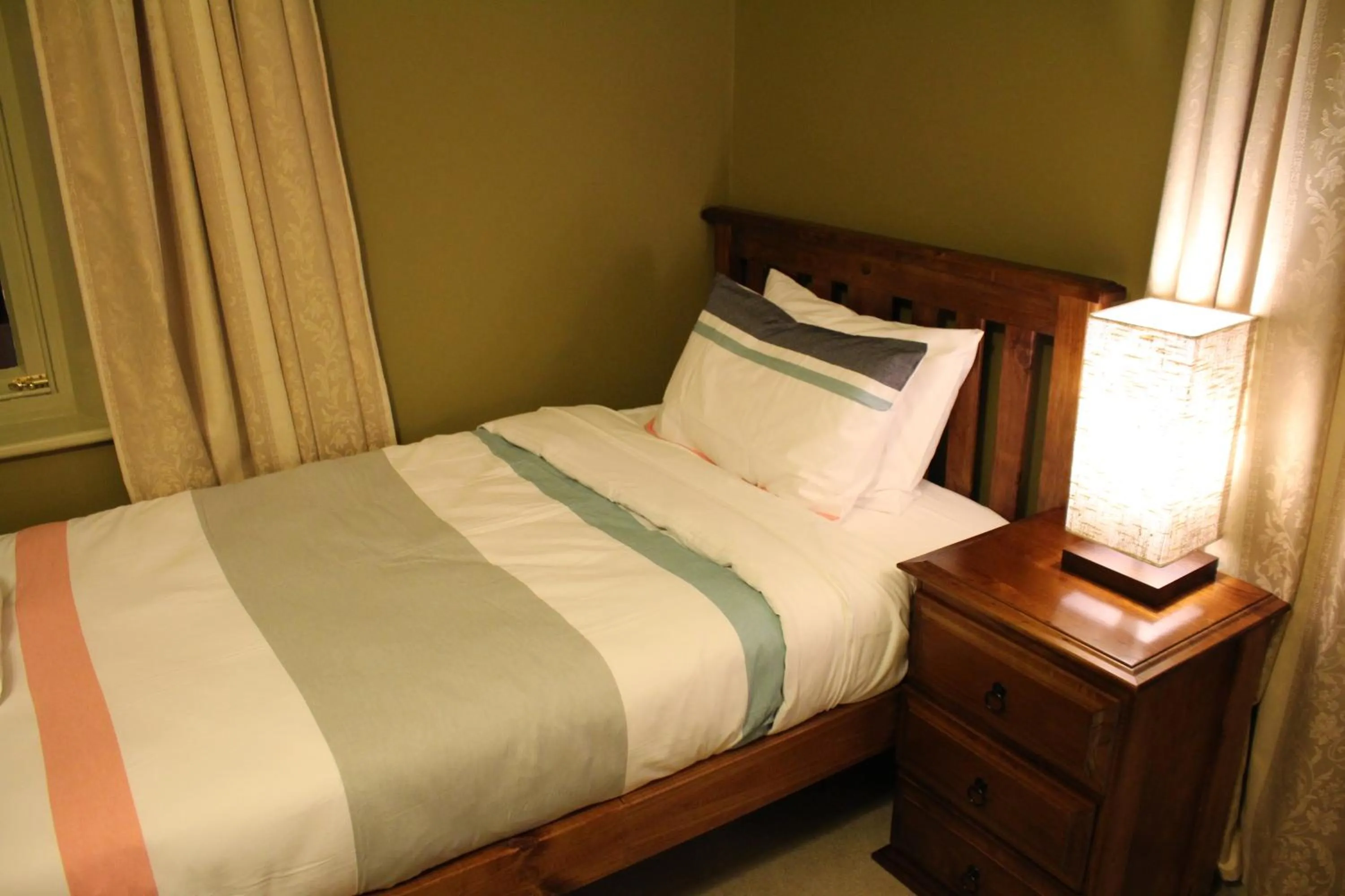 Night, Bed in The Tasmanian Inn