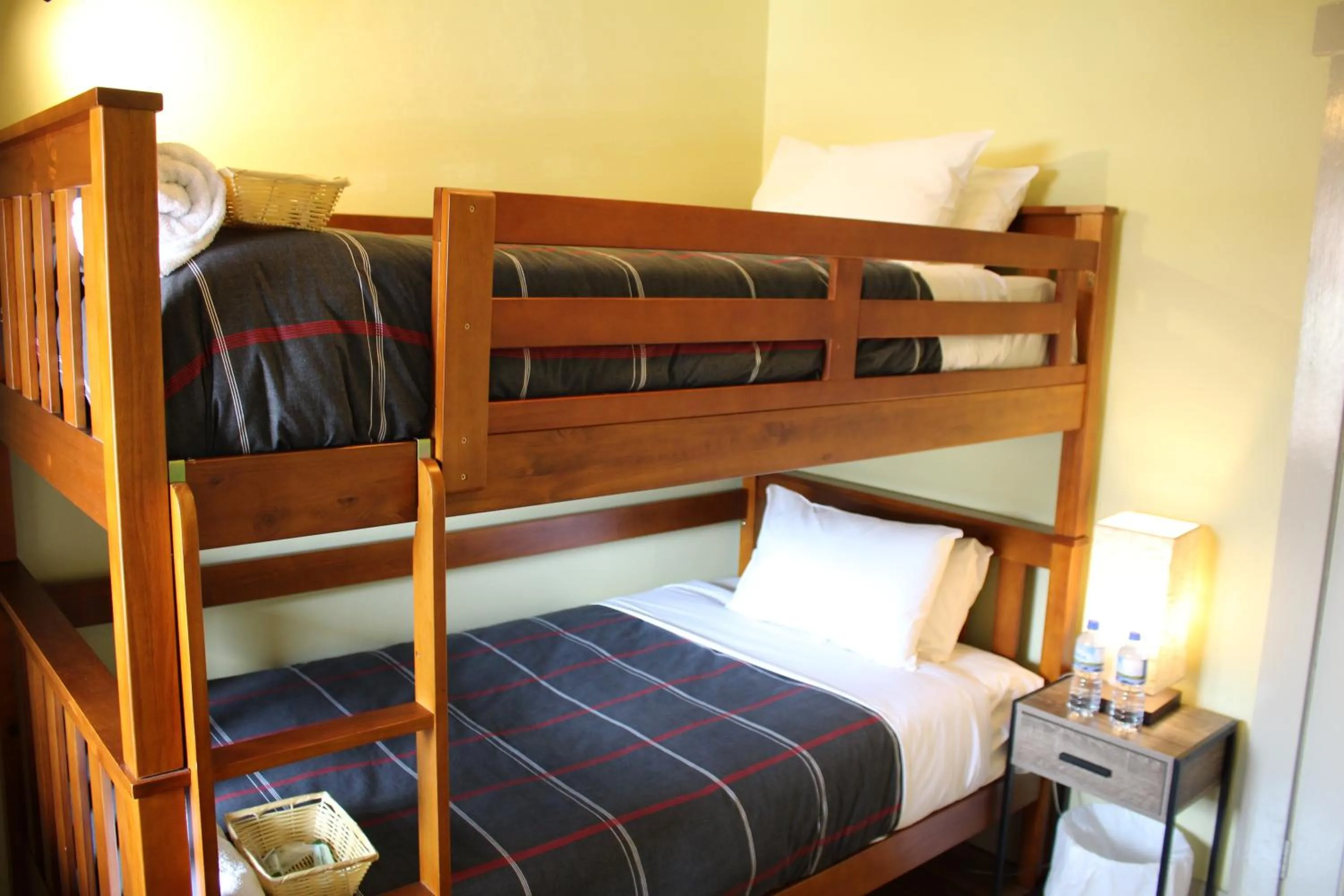 bunk bed, Bed in The Tasmanian Inn
