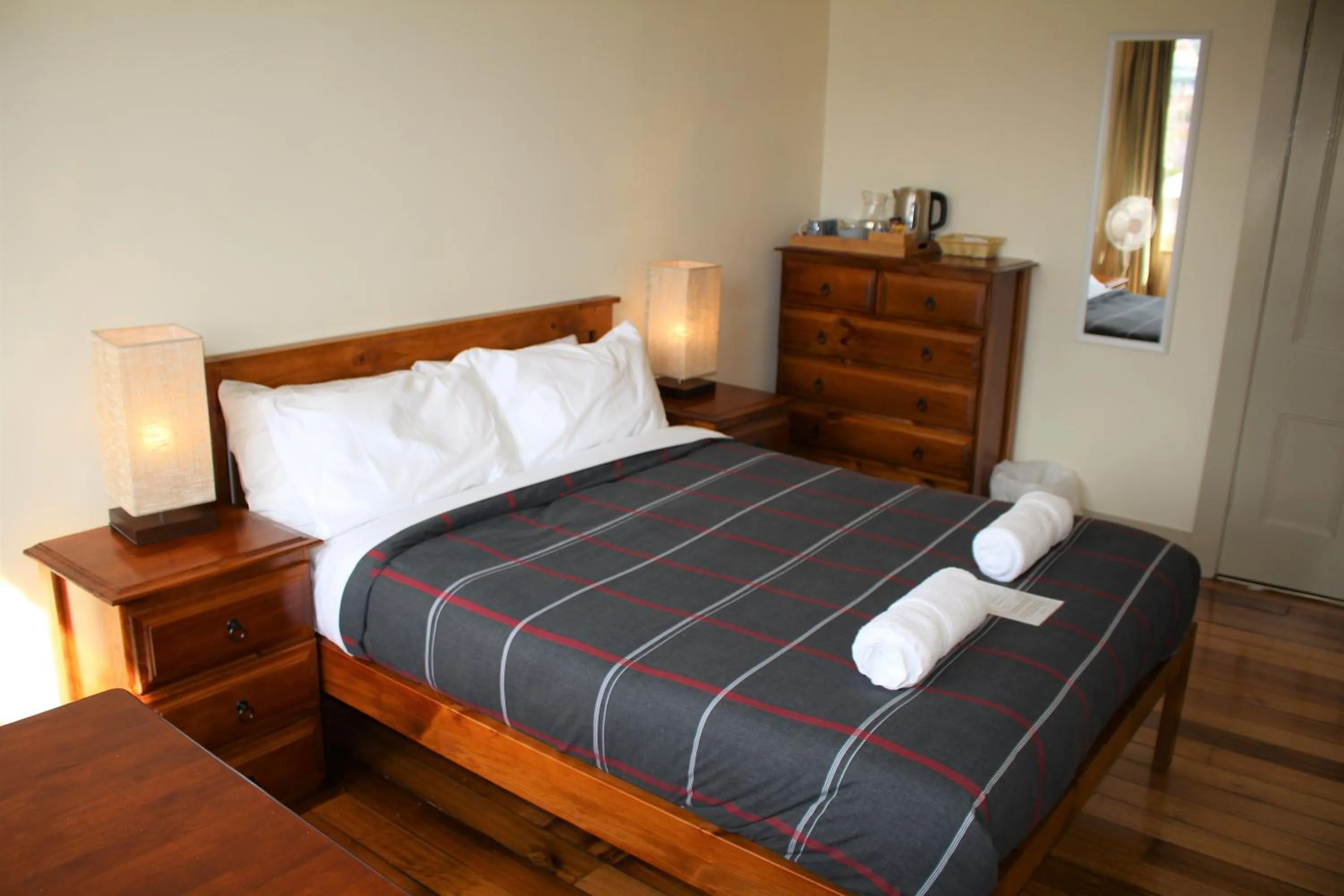 Photo of the whole room, Bed in The Tasmanian Inn