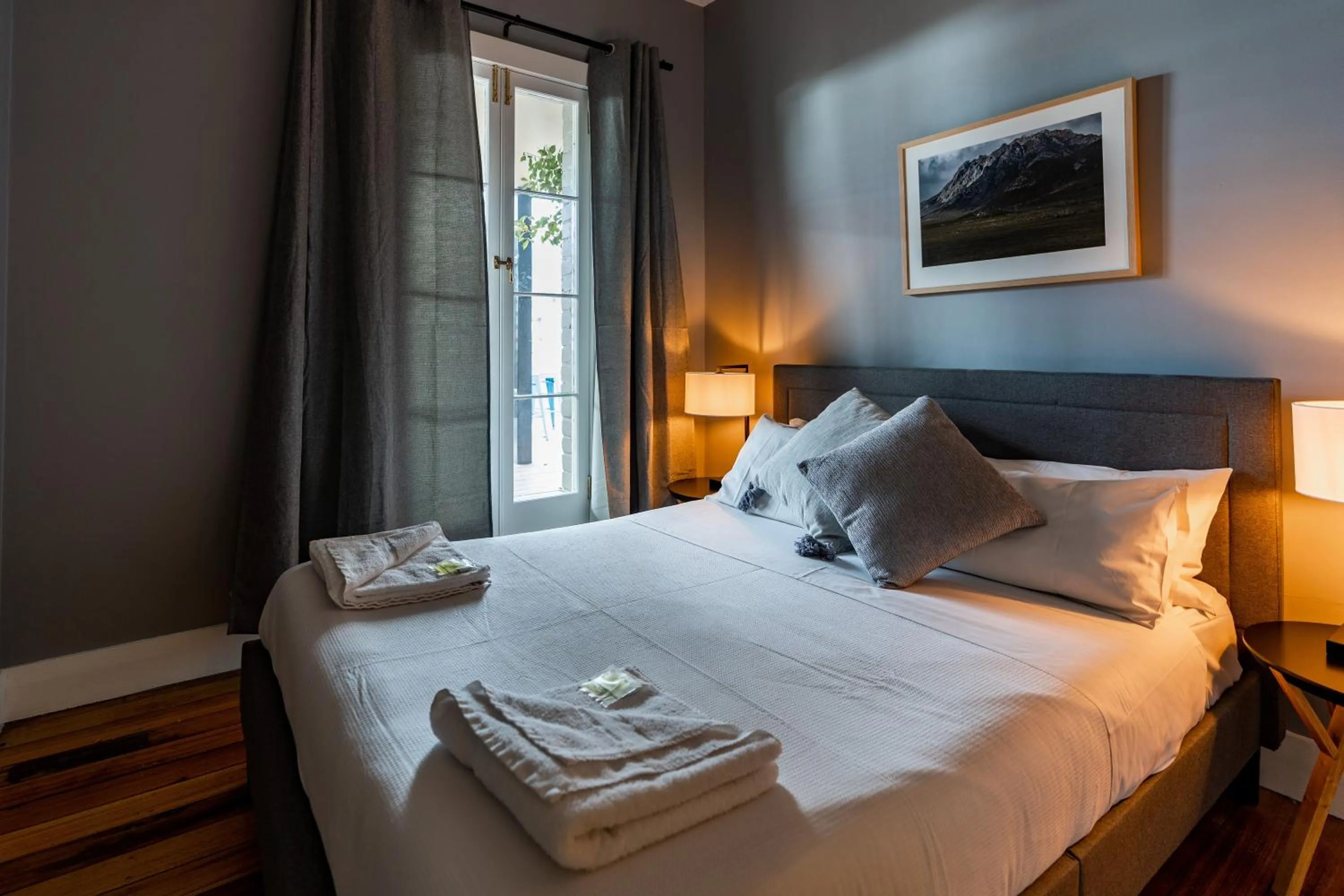 Balcony/Terrace, Bed in The Tasmanian Inn