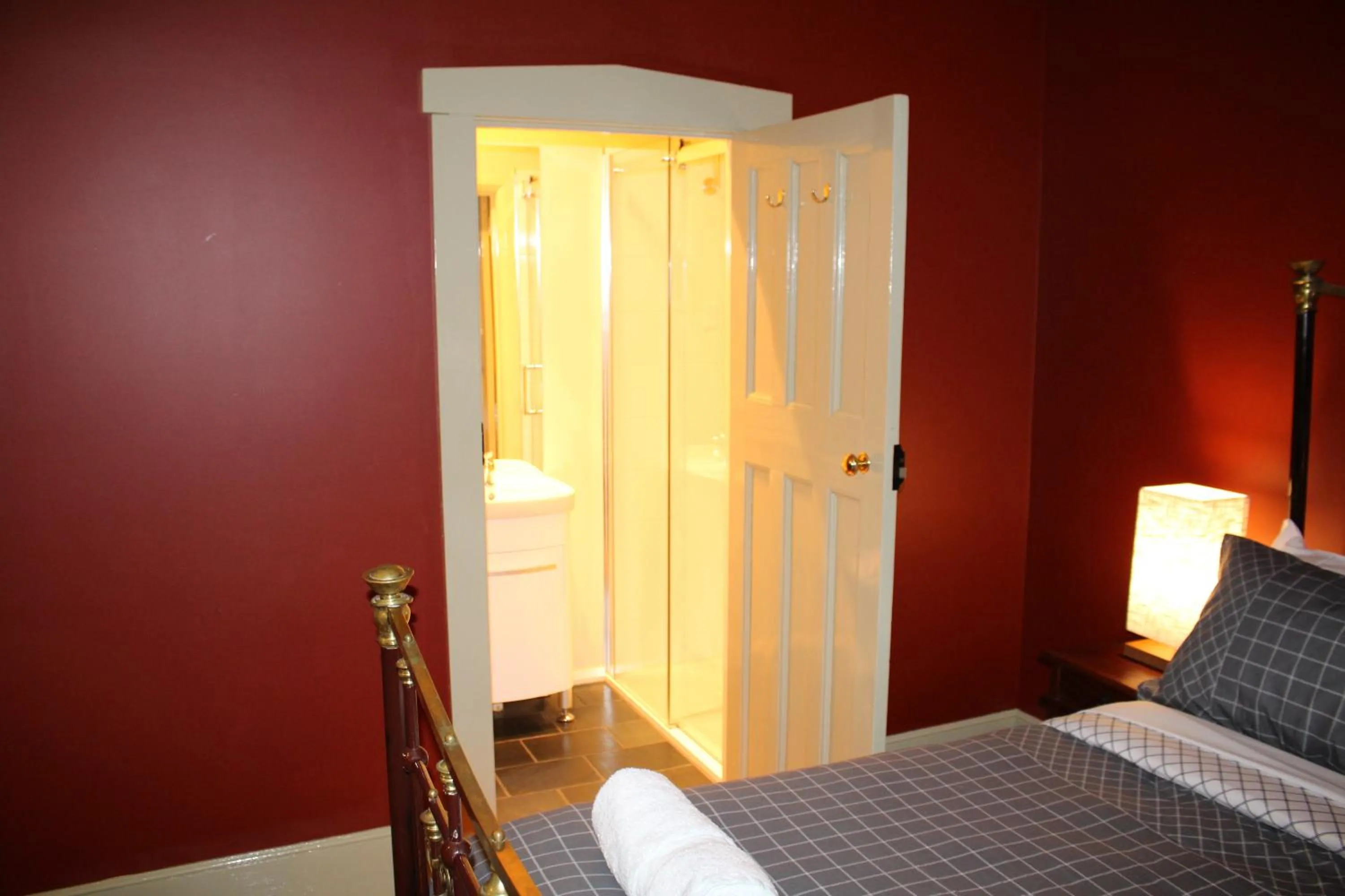 Toilet, Bed in The Tasmanian Inn