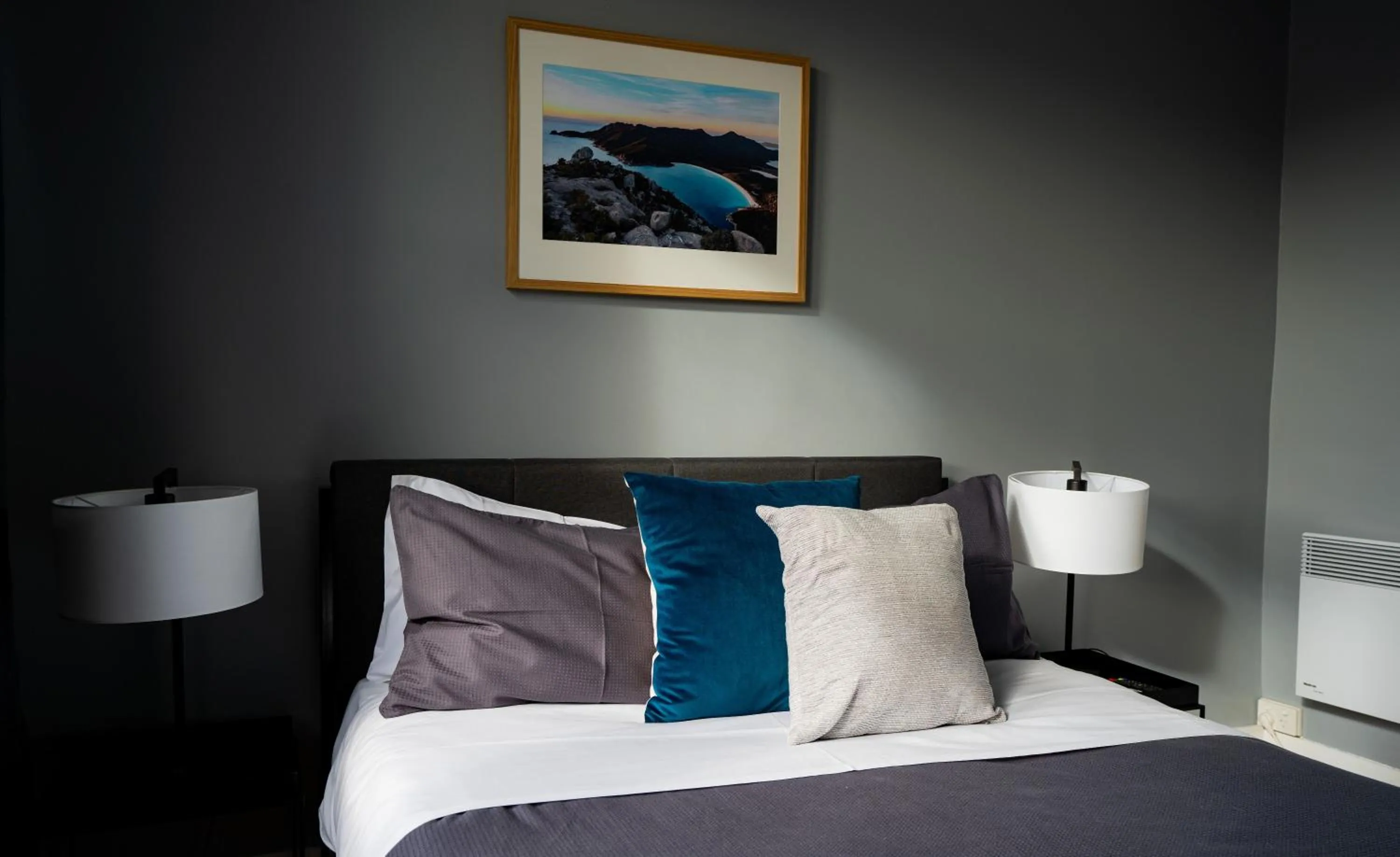 Photo of the whole room, Bed in The Tasmanian Inn