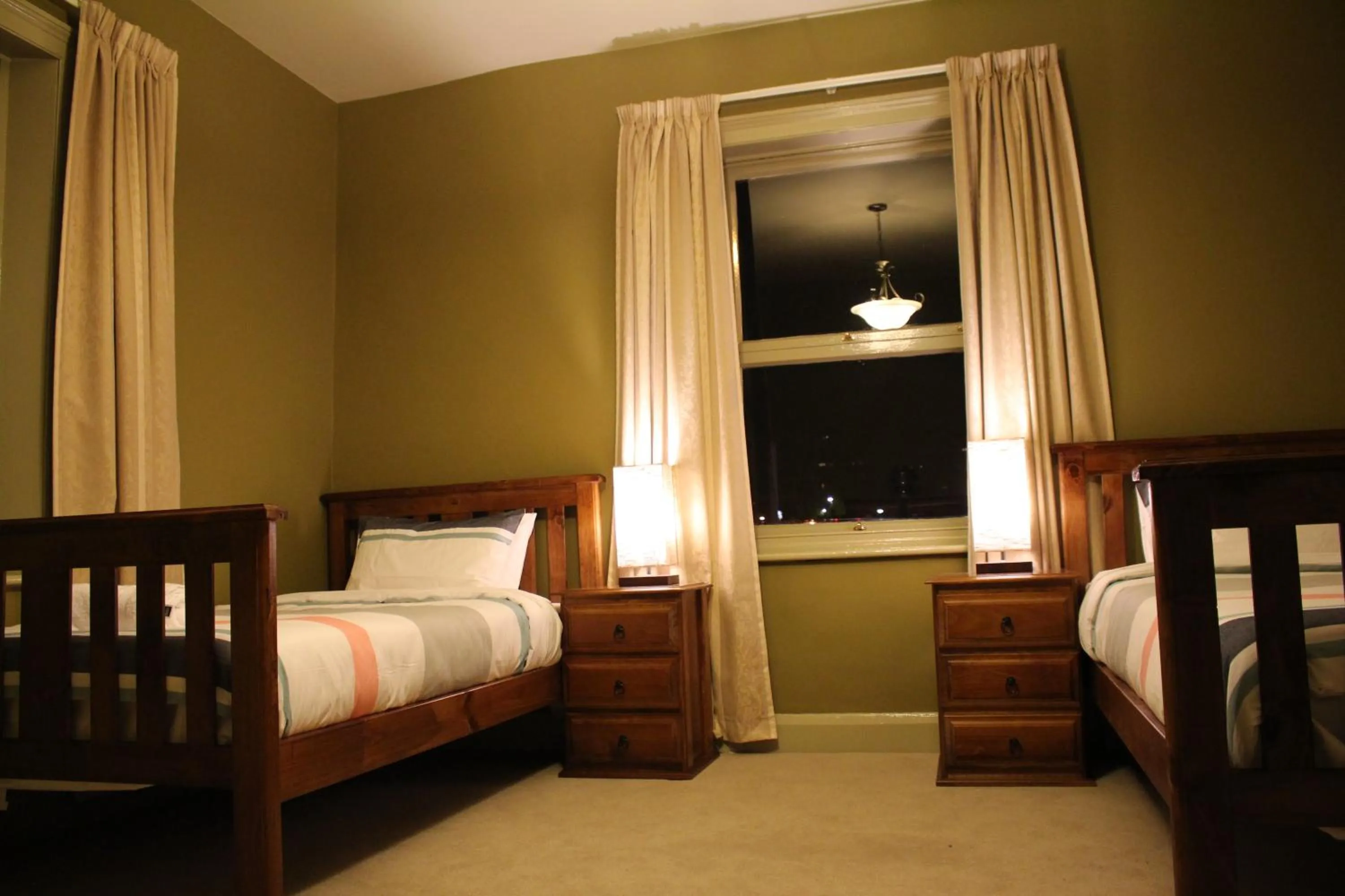 Night, Bed in The Tasmanian Inn