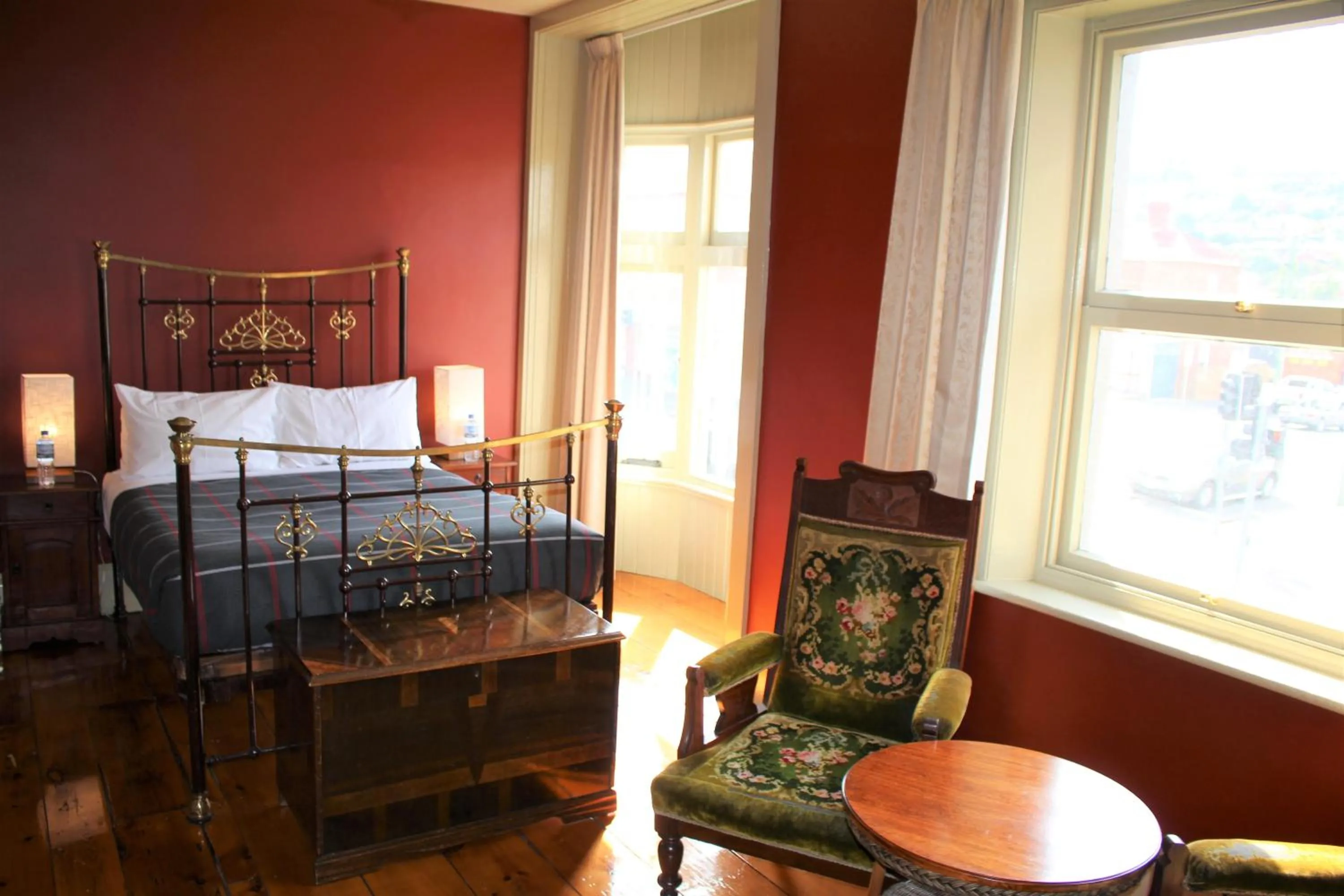 Photo of the whole room, Bed in The Tasmanian Inn