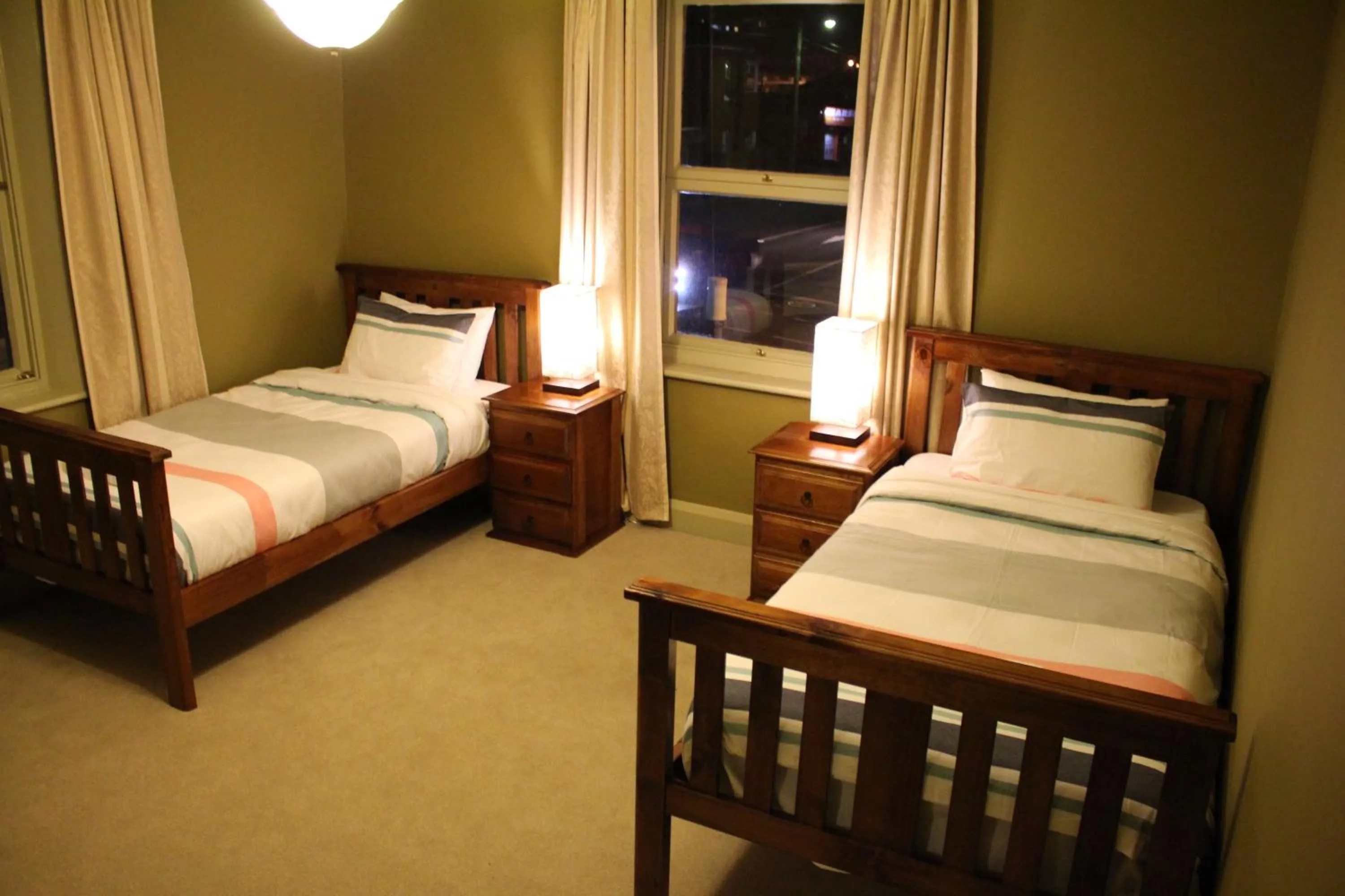 Night, Bed in The Tasmanian Inn
