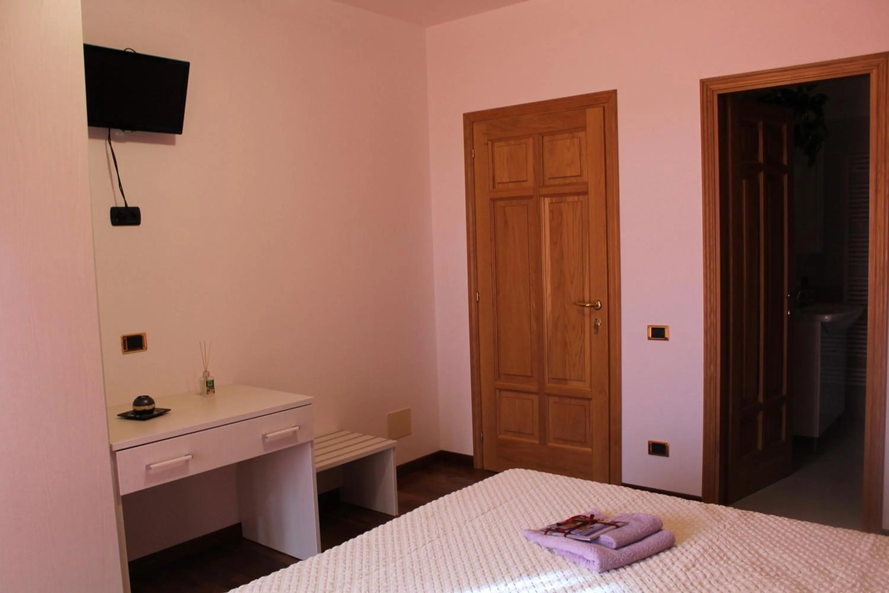 Photo of the whole room, Bed in Il Mandorlo B&B