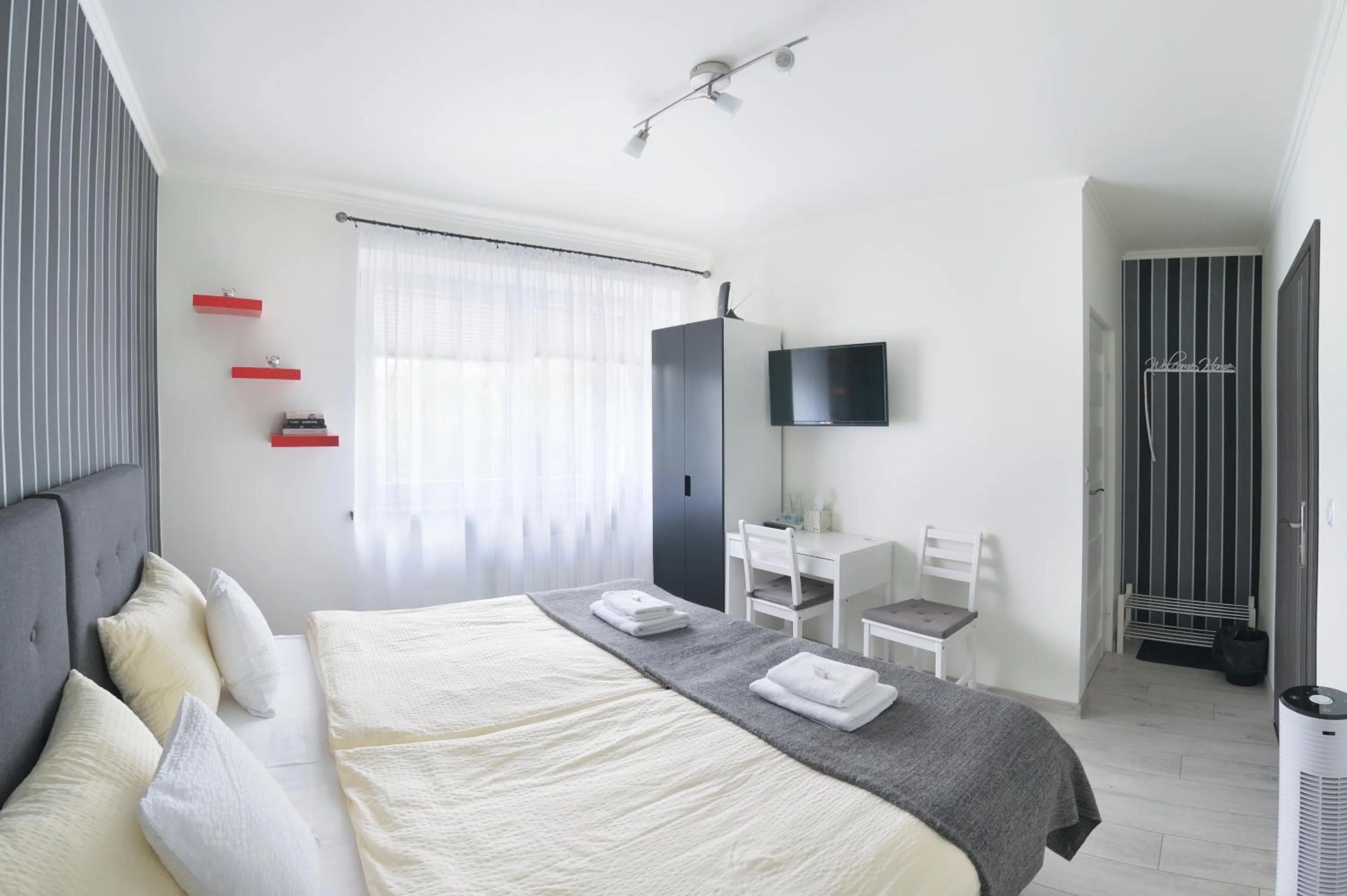 Photo of the whole room, Bed in 7th Room Guest House