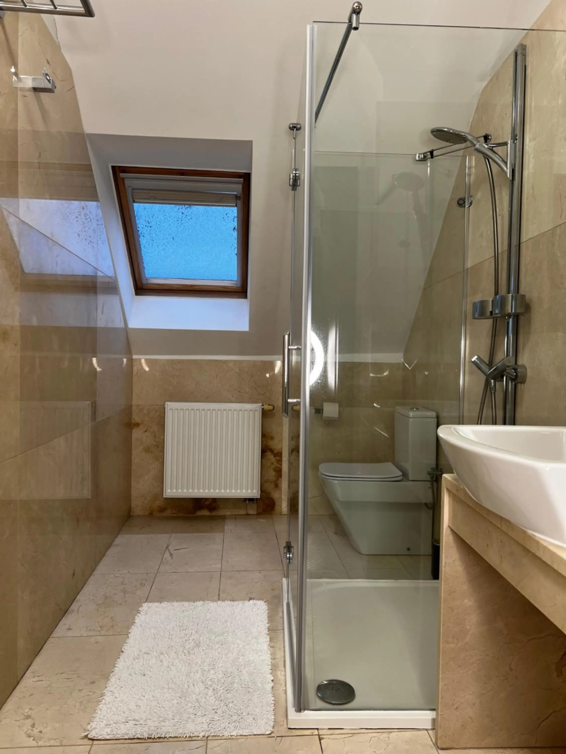 Shower in Szara Willa tuż przy wyciągu na Szrenicę