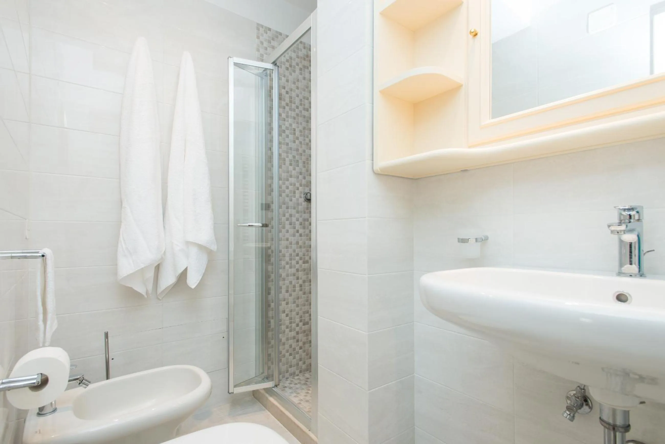 Shower in Il Garbino Suite and Apartment