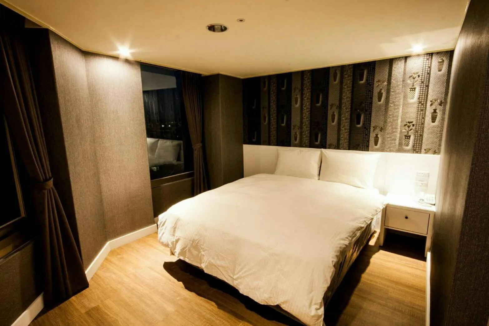 Bedroom, Bed in Golden Pacific Hotel