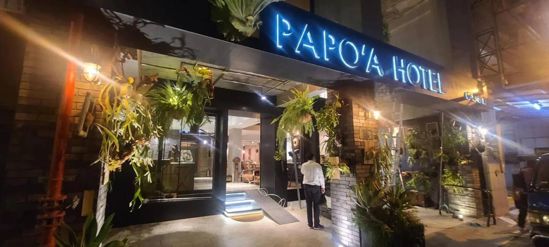 Facade/entrance in PAPO'A Hotel