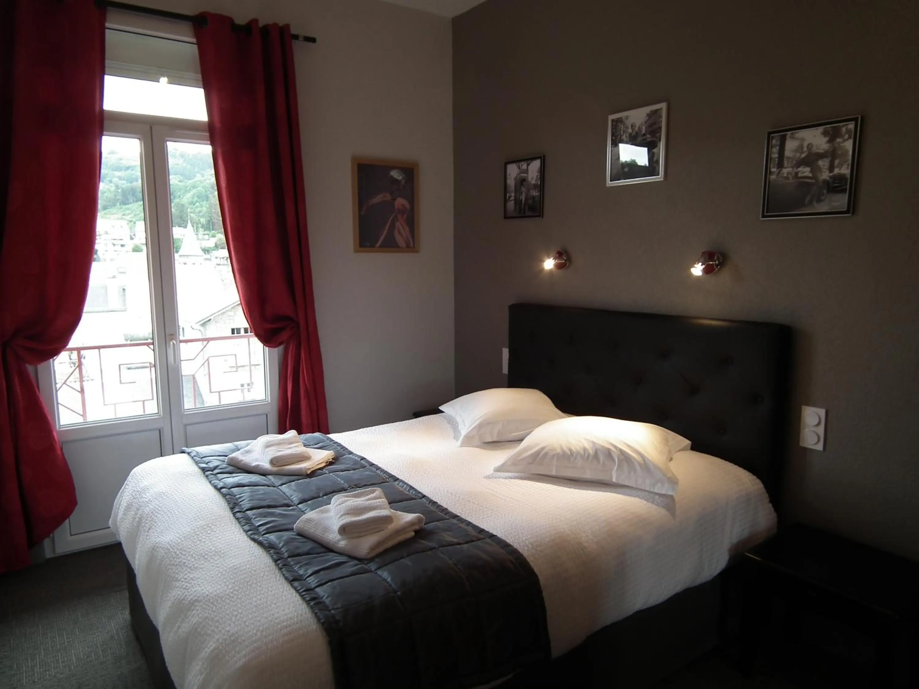 Shower, Bed in Hôtel de l'Aviation