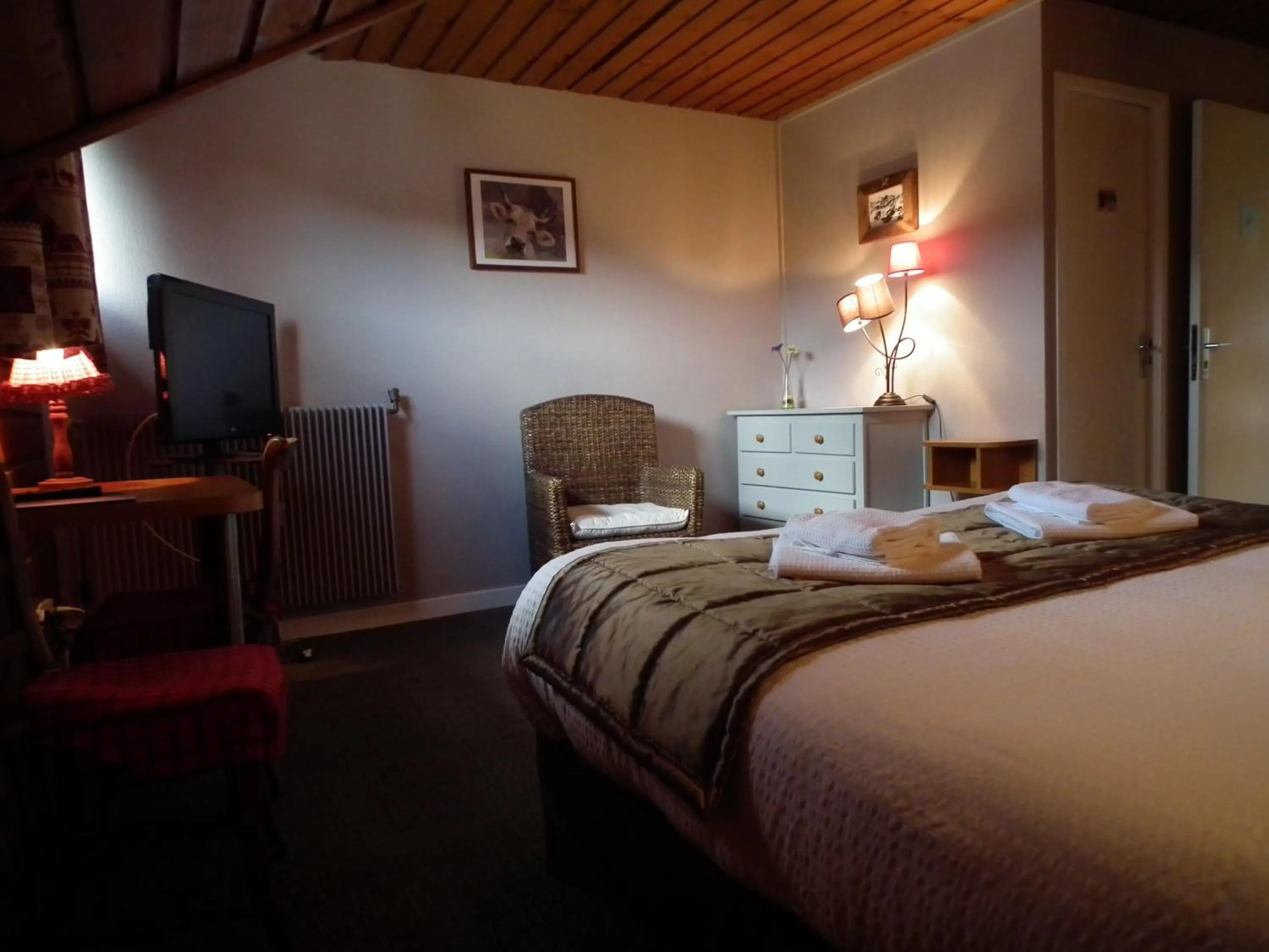 Toilet, Bed in Hôtel de l'Aviation