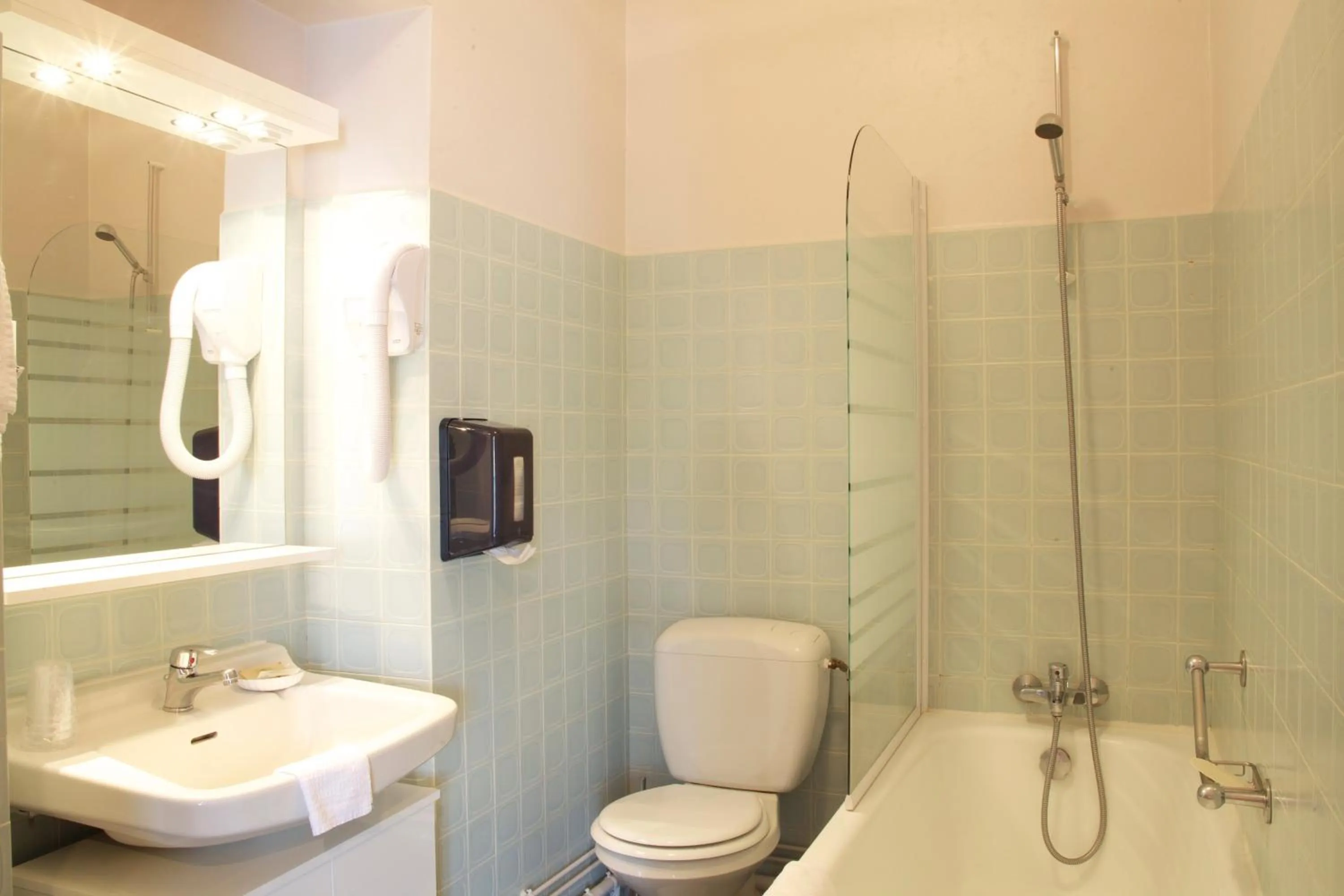 Bathroom in Hôtel de l'Aviation