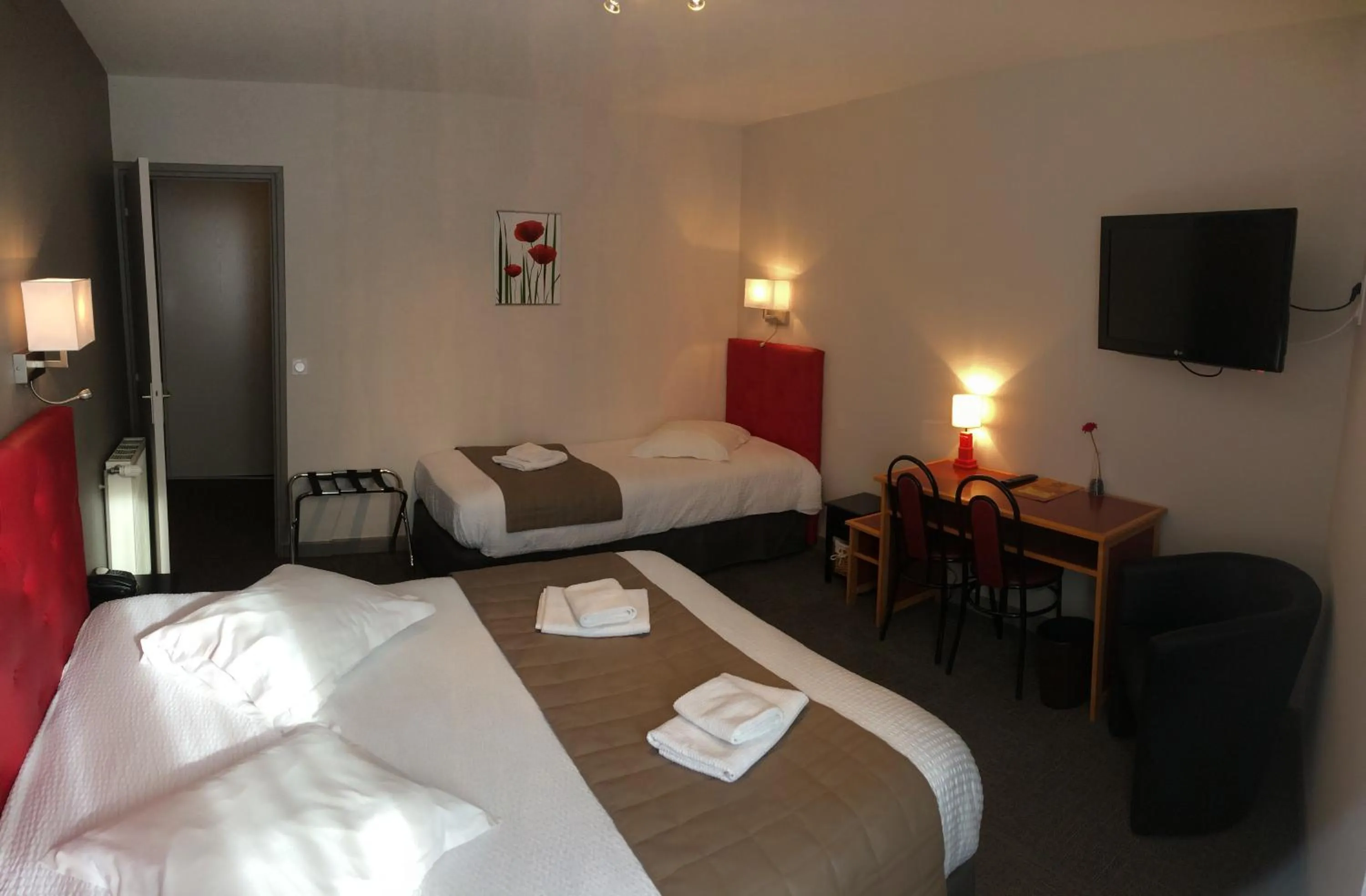 Shower, Bed in Hôtel de l'Aviation