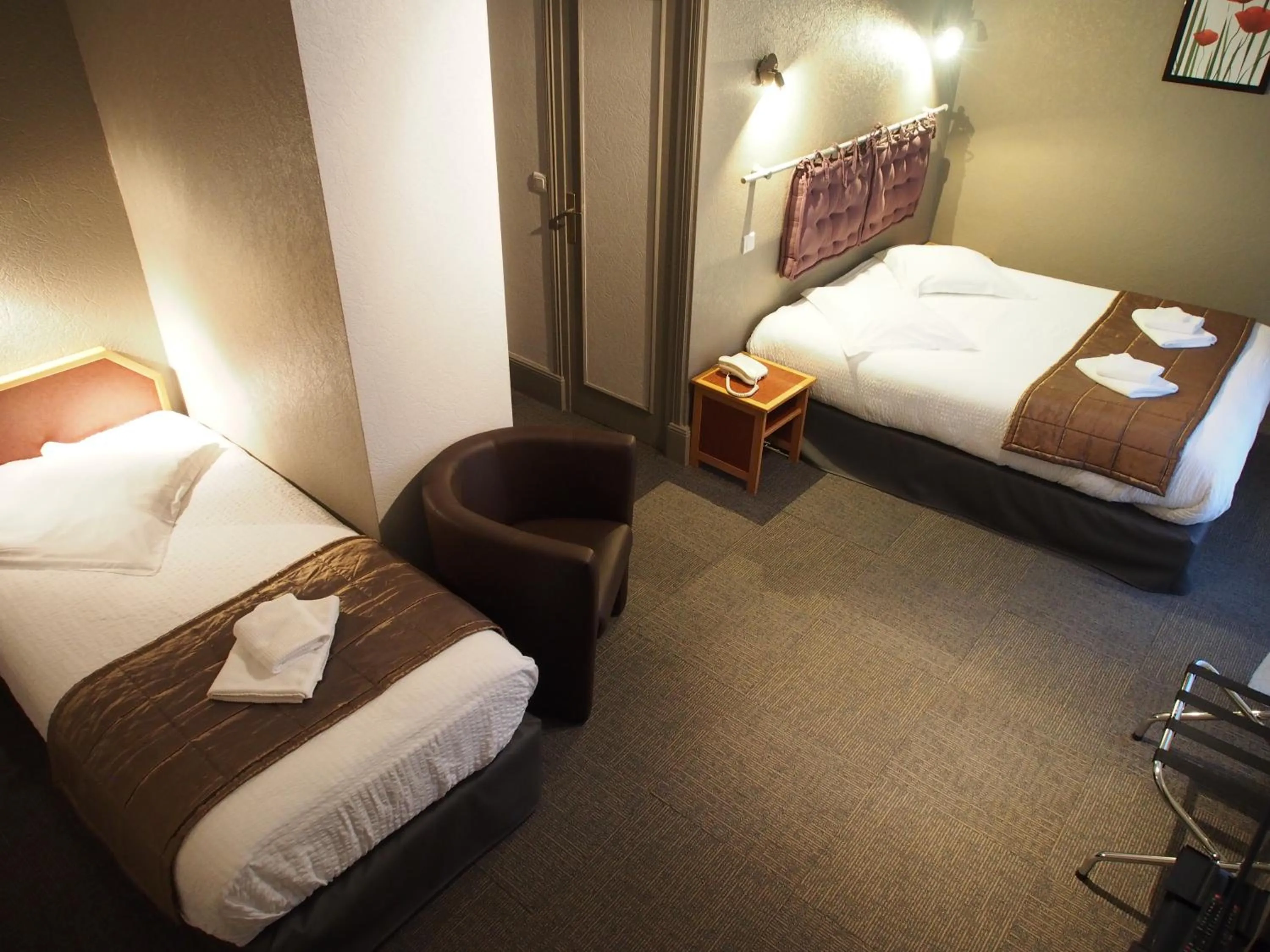 Toilet, Bed in Hôtel de l'Aviation