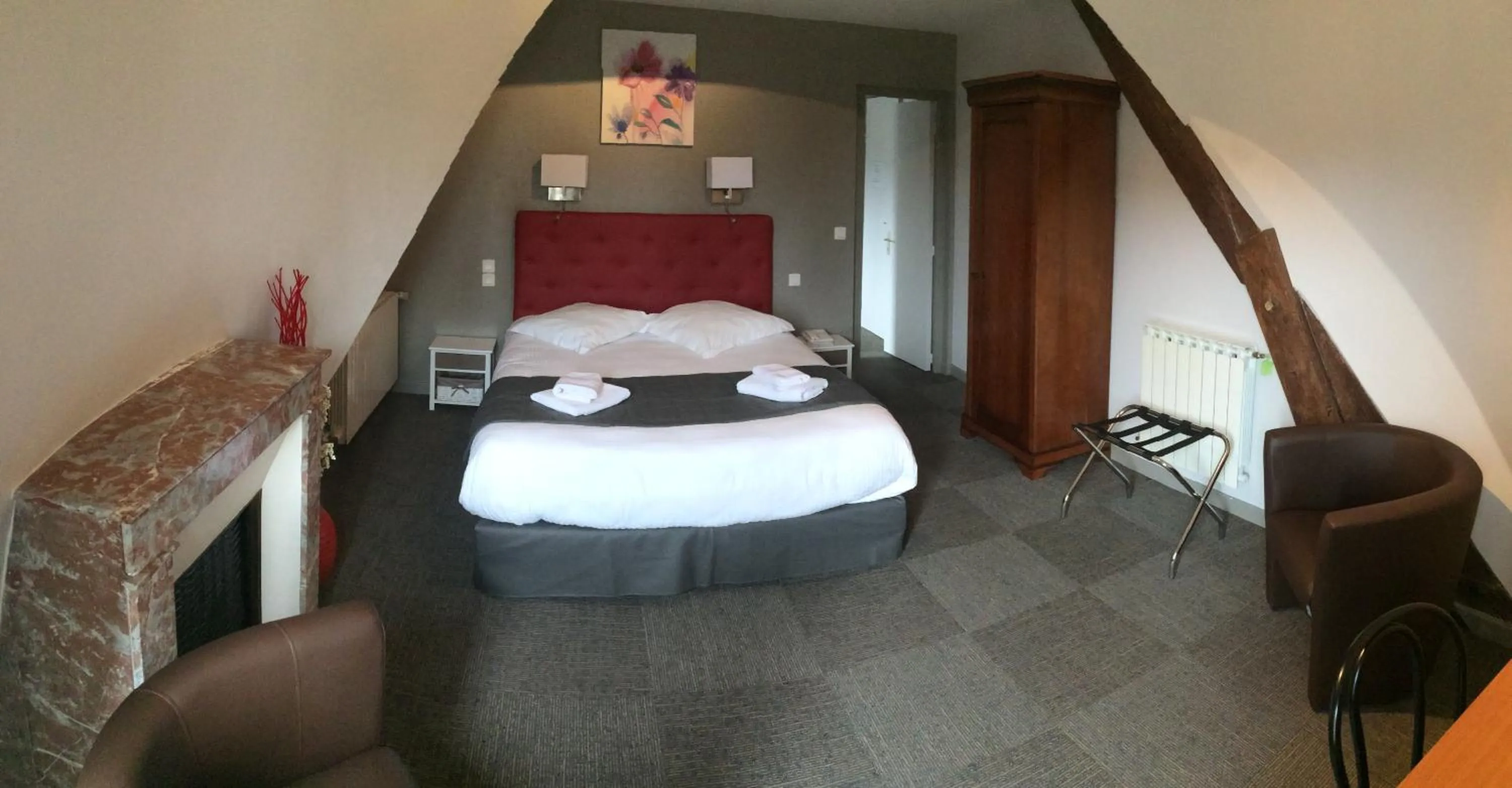 Bathroom, Bed in Hôtel de l'Aviation