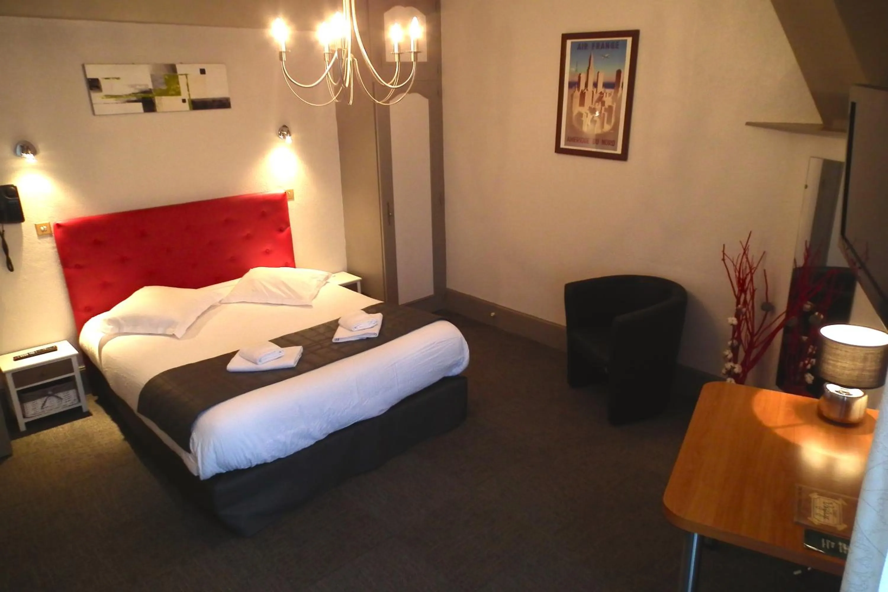 Toilet, Bed in Hôtel de l'Aviation