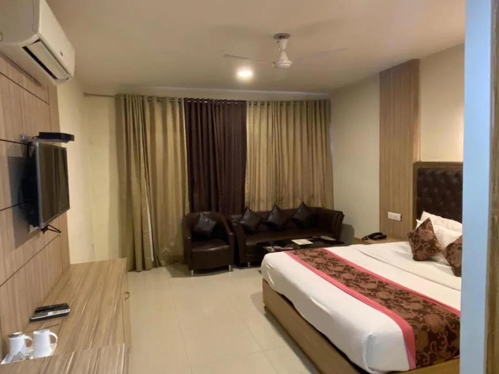 Photo of the whole room, Bed in Rama Trident, Katra