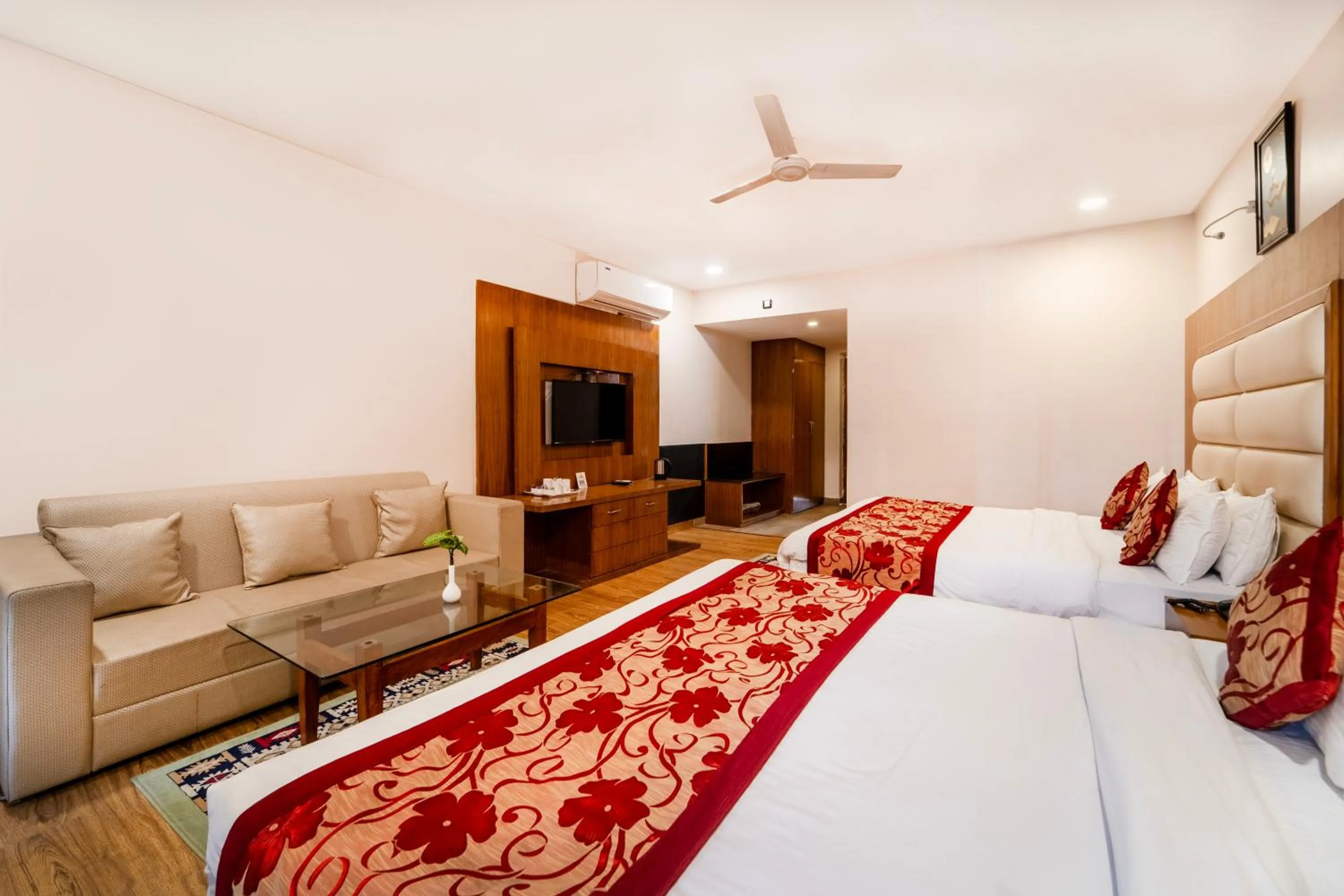 Bedroom, Bed in Rama Trident, Katra