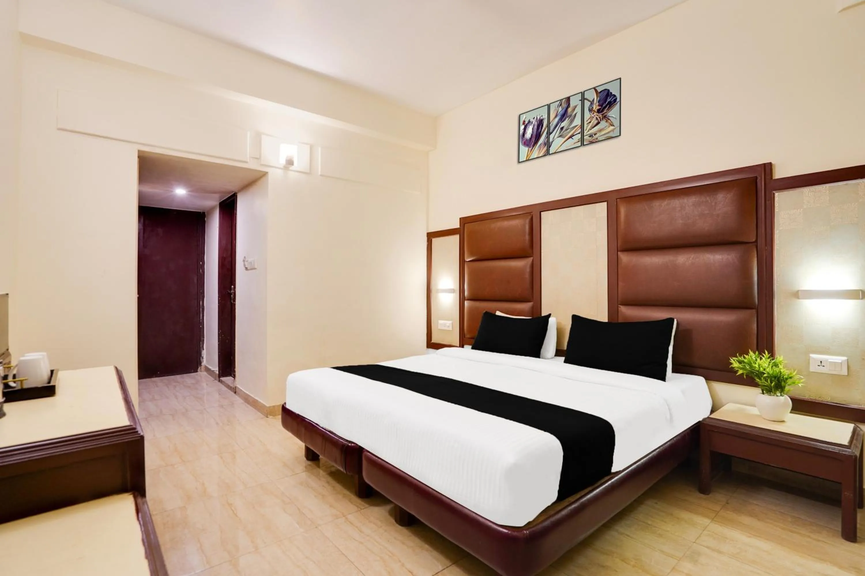 Bedroom, Bed in Super Townhouse Oak Silver City Chowk Formerly HW Residency