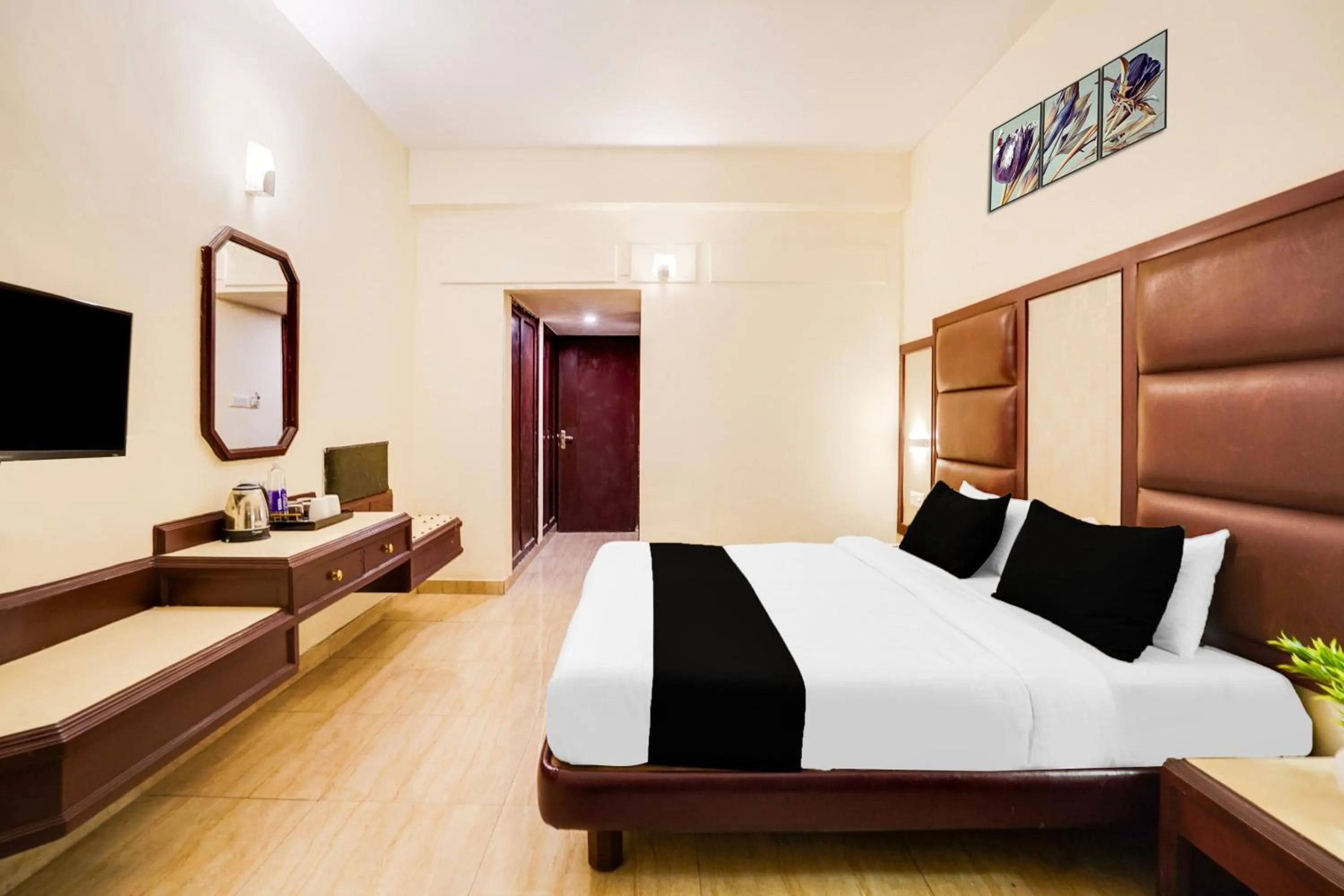 Bedroom, Bed in Super Townhouse Oak Silver City Chowk Formerly HW Residency