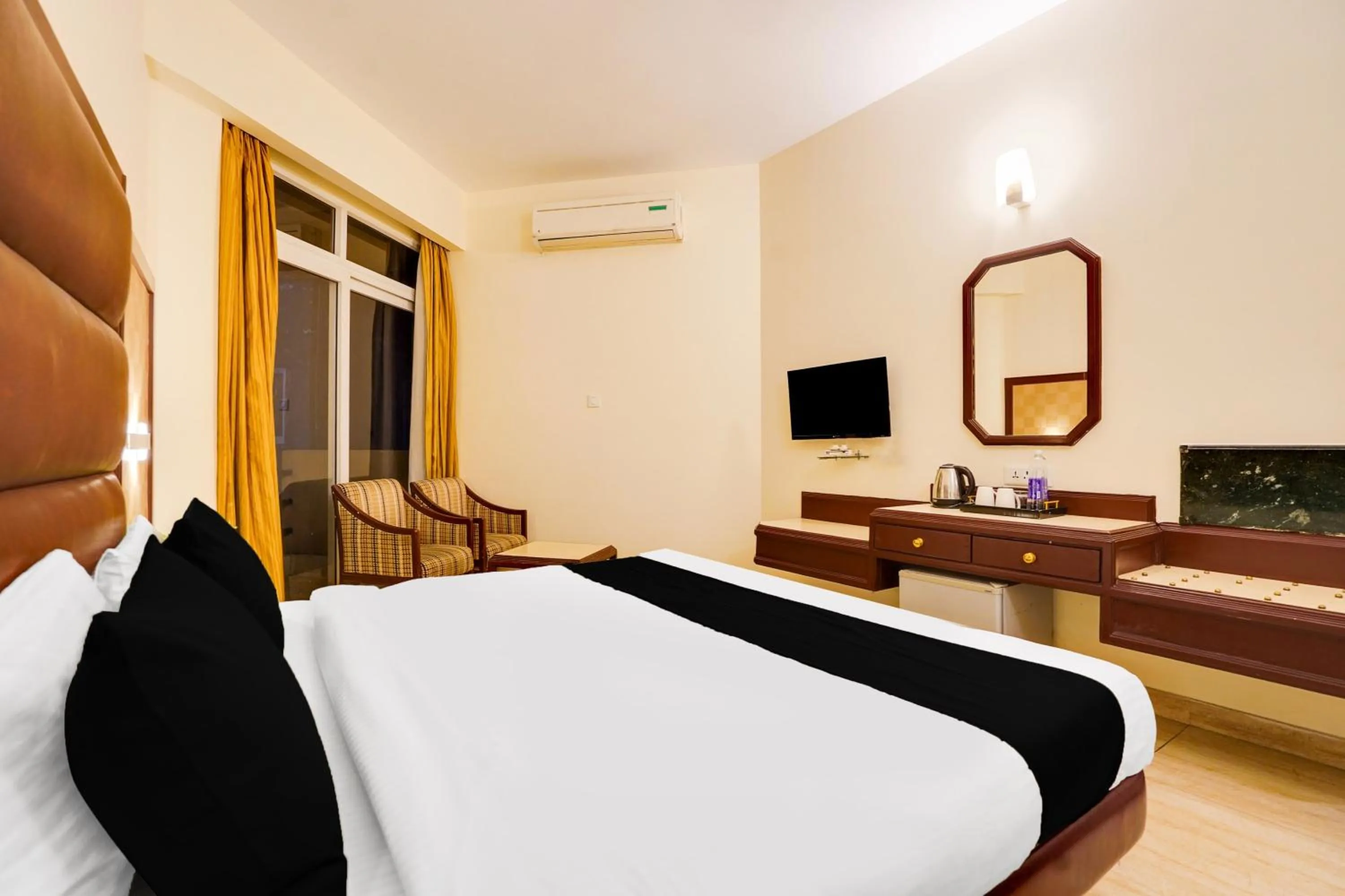 Bedroom, Bed in Super Townhouse Oak Silver City Chowk Formerly HW Residency