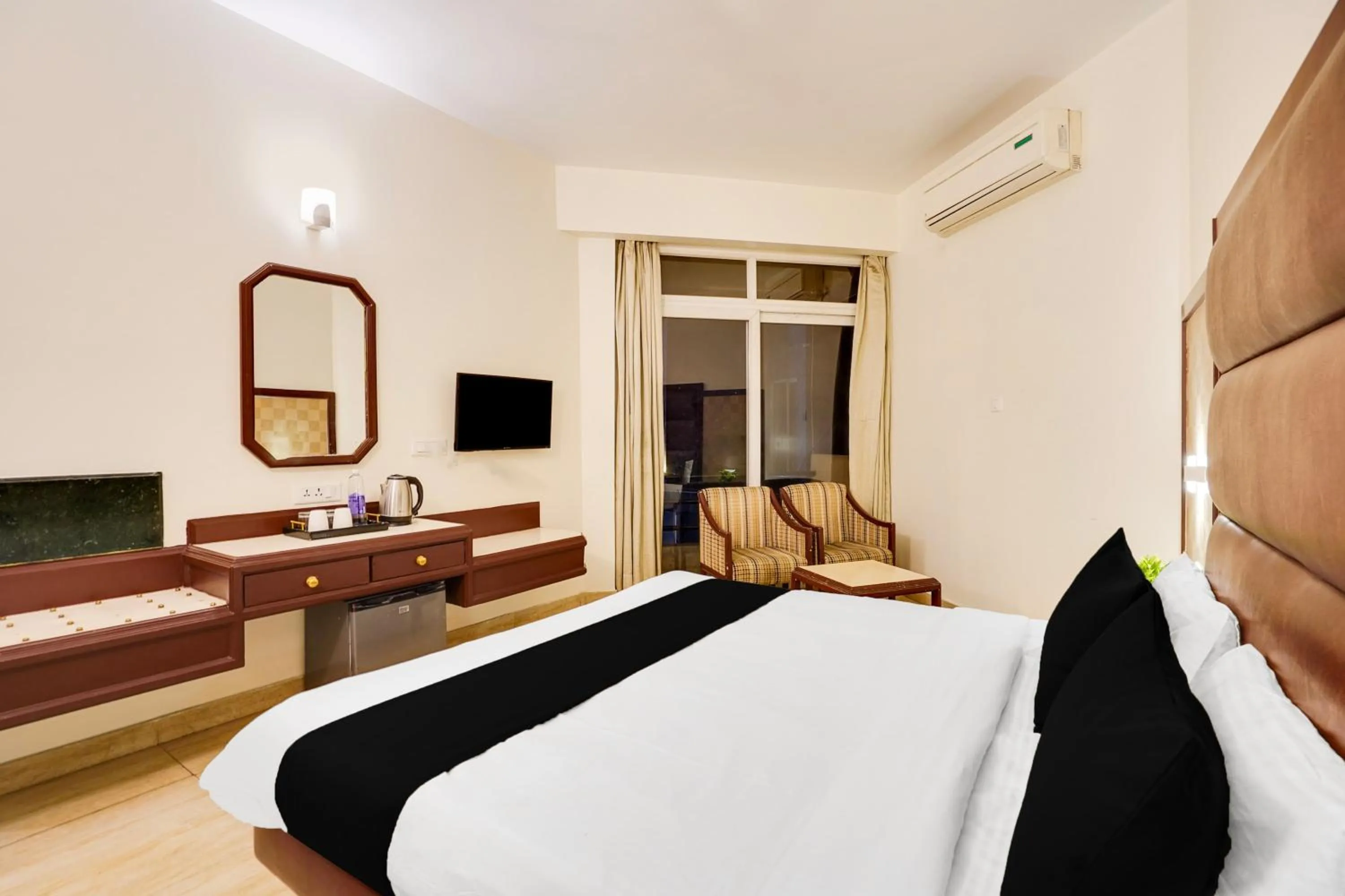 Bedroom, Bed in Super Townhouse Oak Silver City Chowk Formerly HW Residency